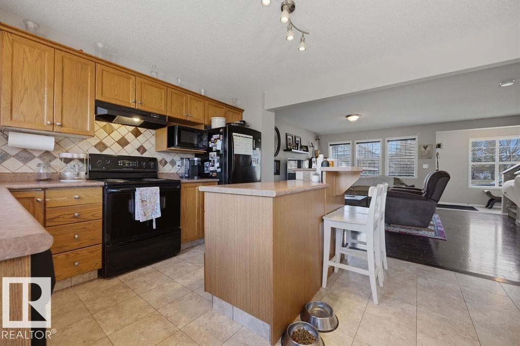 4618 Turner Square Square Nw, Edmonton, AB - Indoor Photo Showing Kitchen