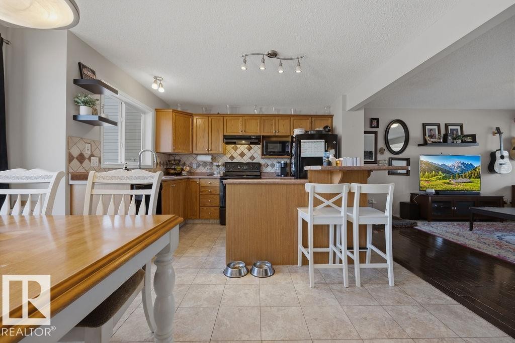 4618 Turner Square Square Nw, Edmonton, AB - Indoor Photo Showing Kitchen