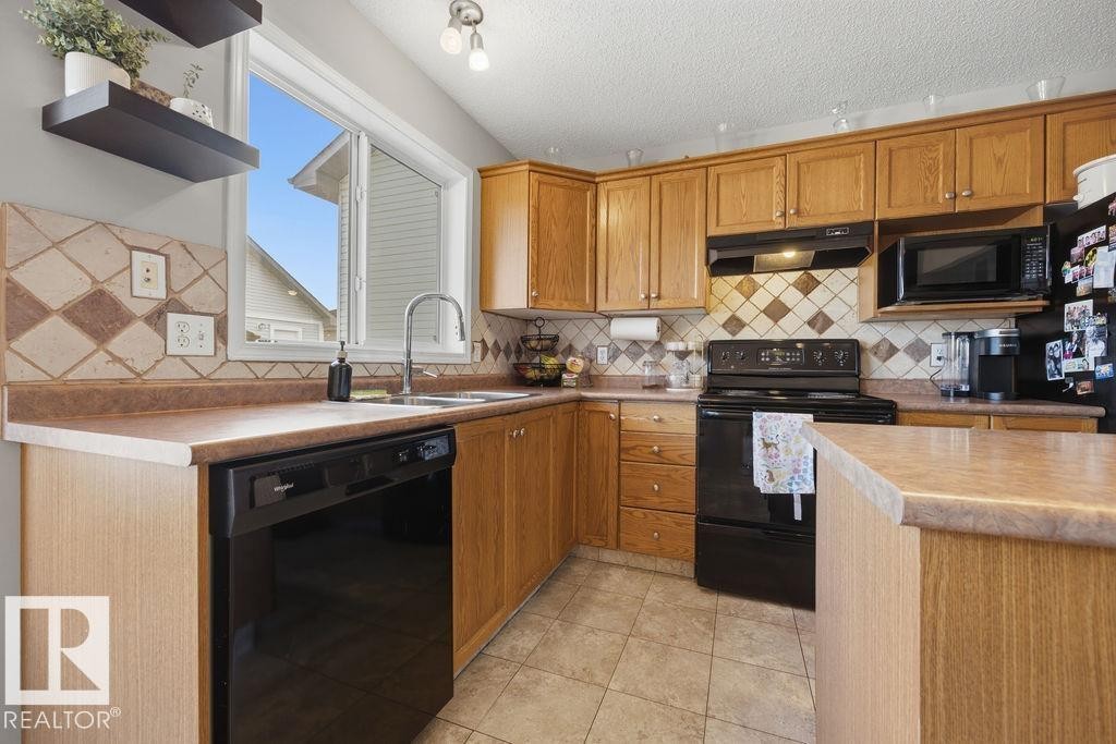 4618 Turner Square Square Nw, Edmonton, AB - Indoor Photo Showing Kitchen With Double Sink