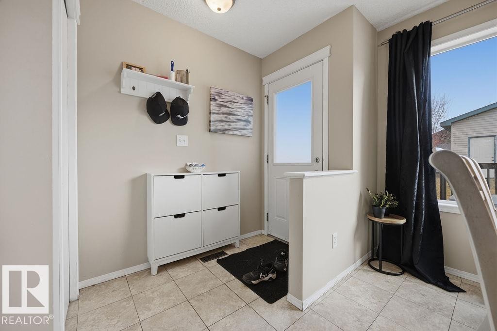 4618 Turner Square Square Nw, Edmonton, AB - Indoor Photo Showing Other Room