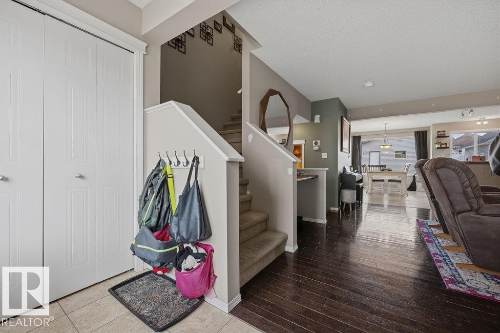 4618 Turner Square Square Nw, Edmonton, AB - Indoor Photo Showing Other Room