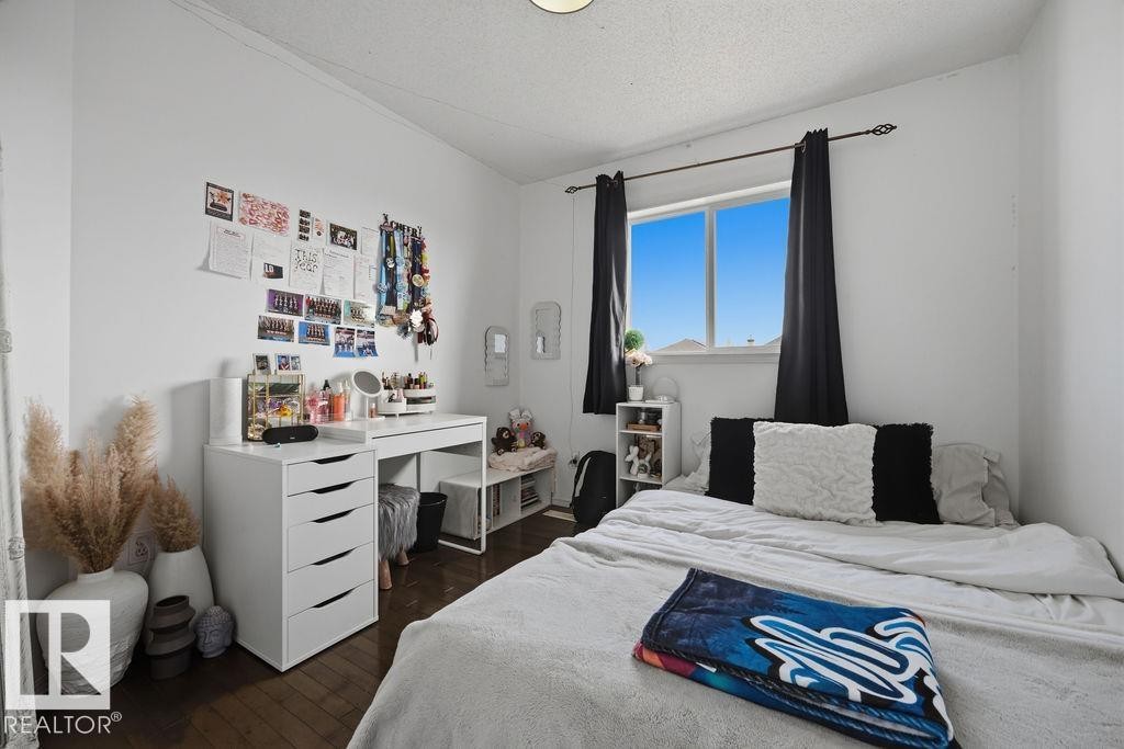 4618 Turner Square Square Nw, Edmonton, AB - Indoor Photo Showing Bedroom
