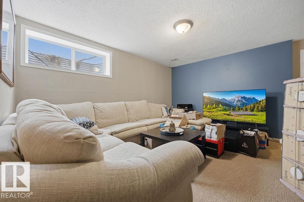 4618 Turner Square Square Nw, Edmonton, AB - Indoor Photo Showing Living Room