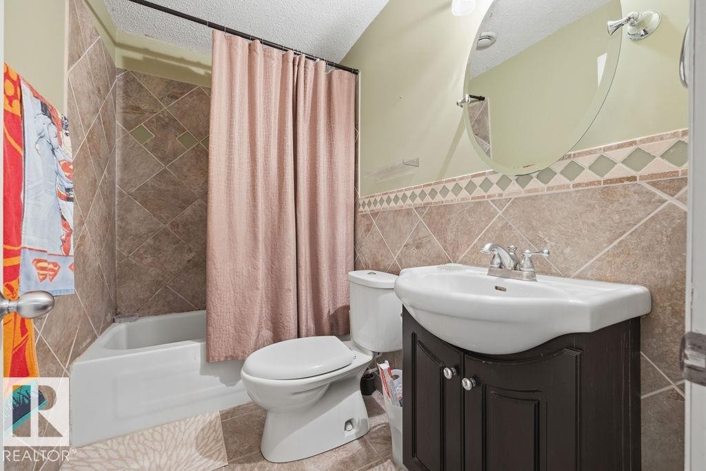 4618 Turner Square Square Nw, Edmonton, AB - Indoor Photo Showing Bathroom