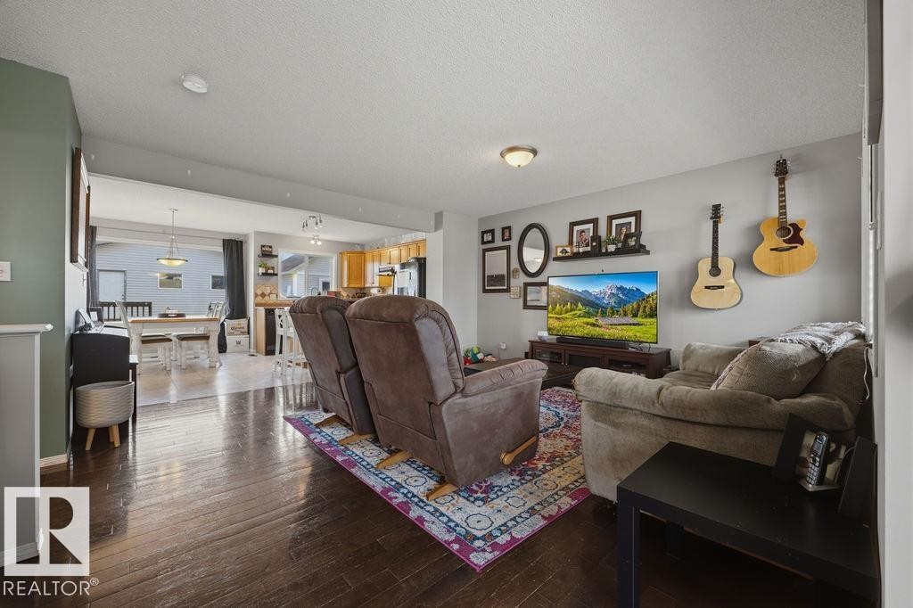 4618 Turner Square Square Nw, Edmonton, AB - Indoor Photo Showing Living Room