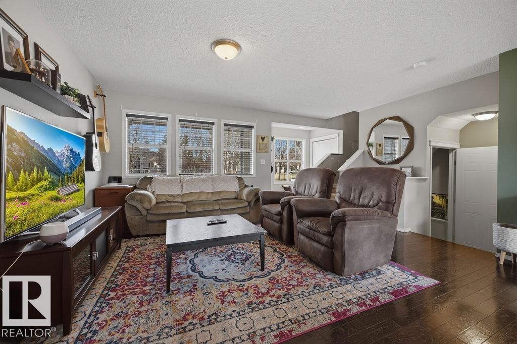 4618 Turner Square Square Nw, Edmonton, AB - Indoor Photo Showing Living Room