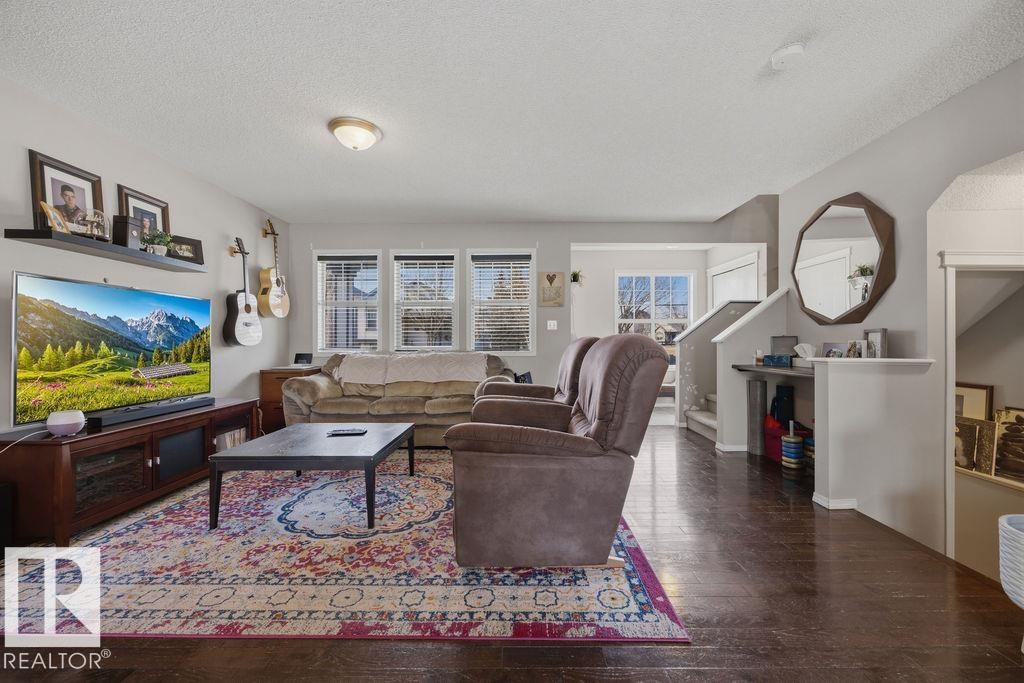 4618 Turner Square Square Nw, Edmonton, AB - Indoor Photo Showing Living Room
