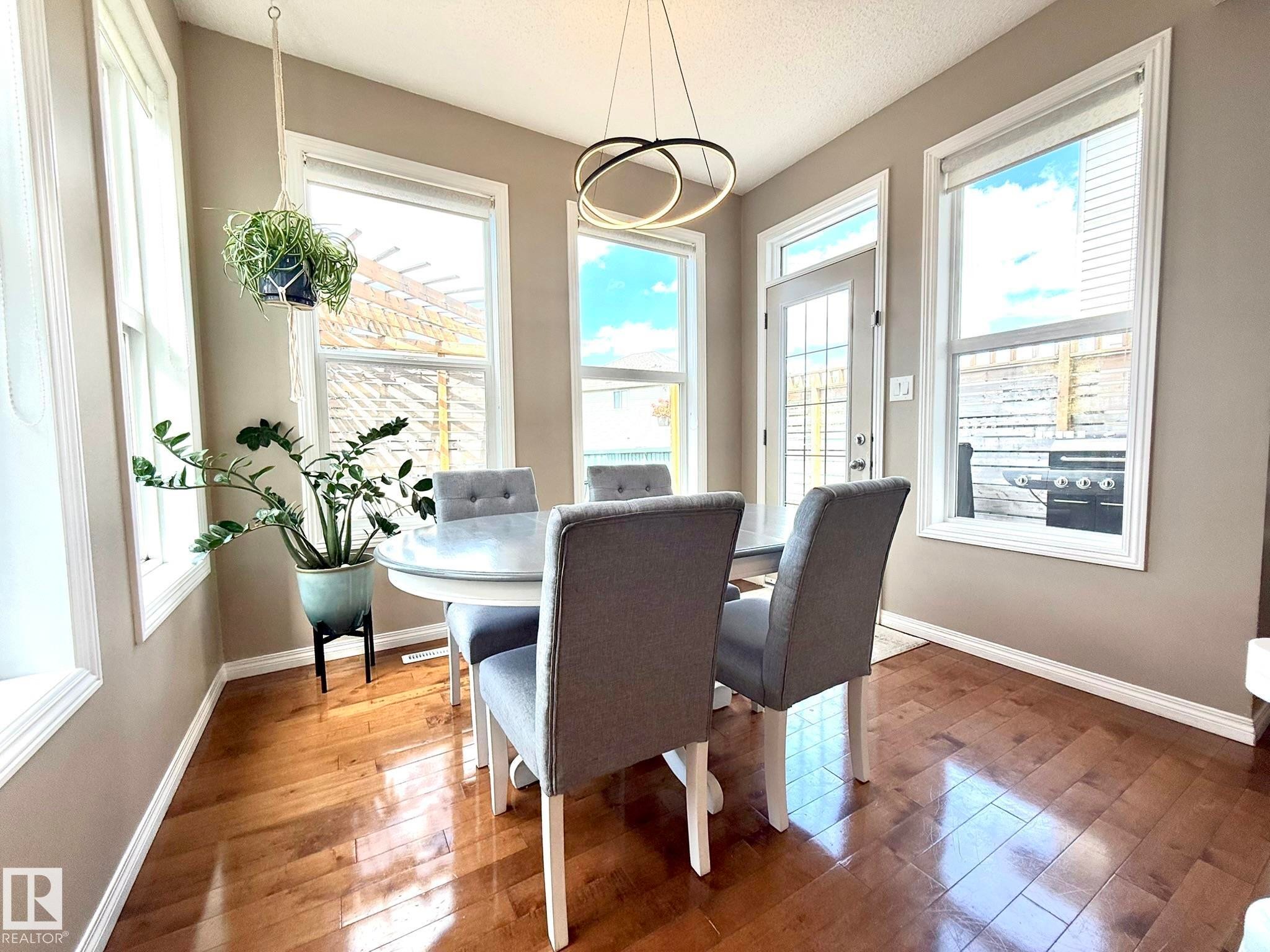 Dining area - 1820 Robertson Crescent Sw, Edmonton, AB - Indoor Photo Showing Dining Room
