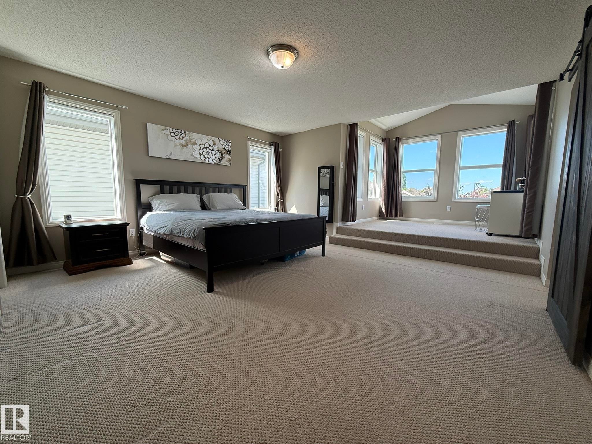1820 Robertson Crescent Sw, Edmonton, AB - Indoor Photo Showing Bedroom