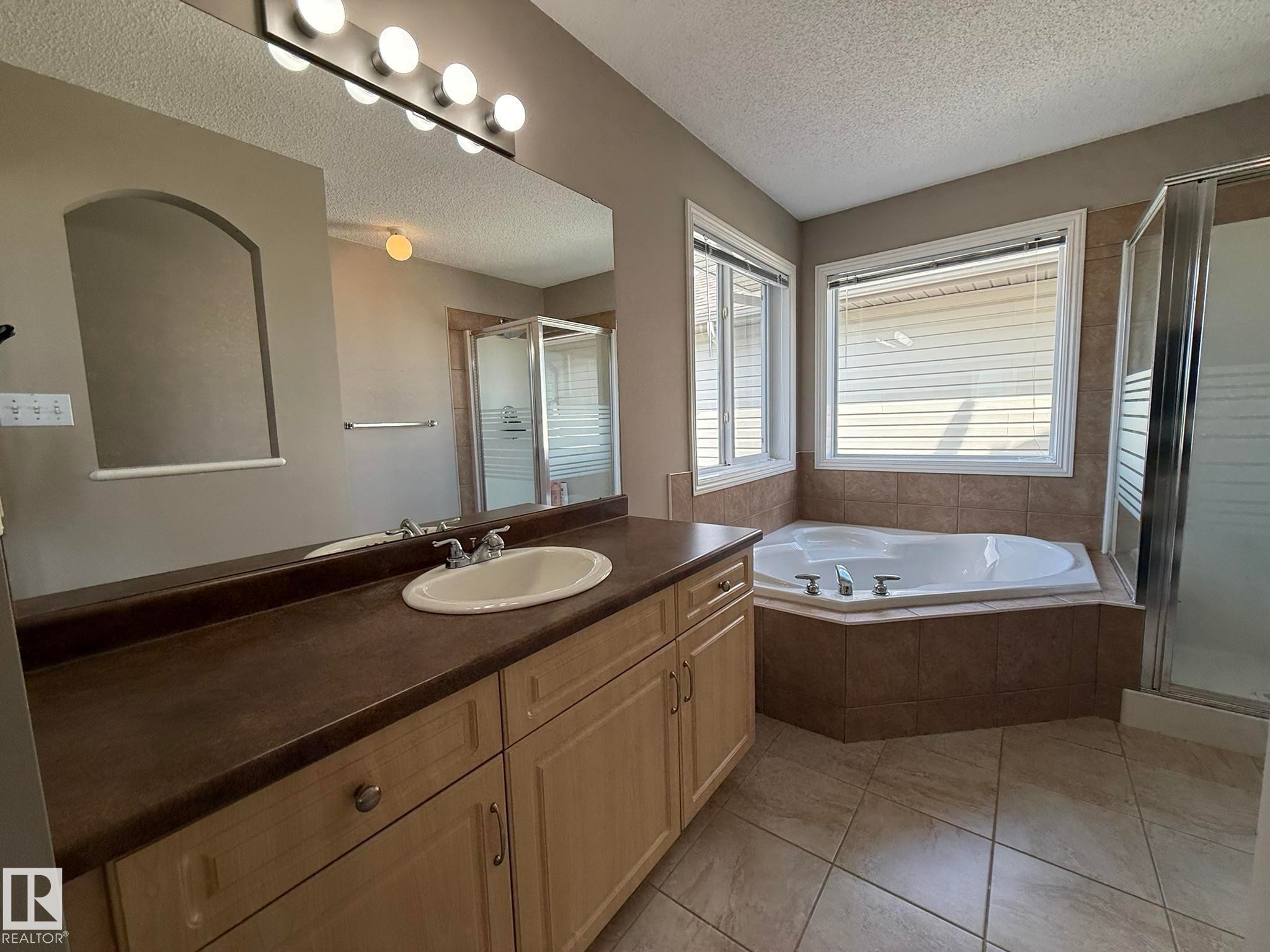 1820 Robertson Crescent Sw, Edmonton, AB - Indoor Photo Showing Bathroom