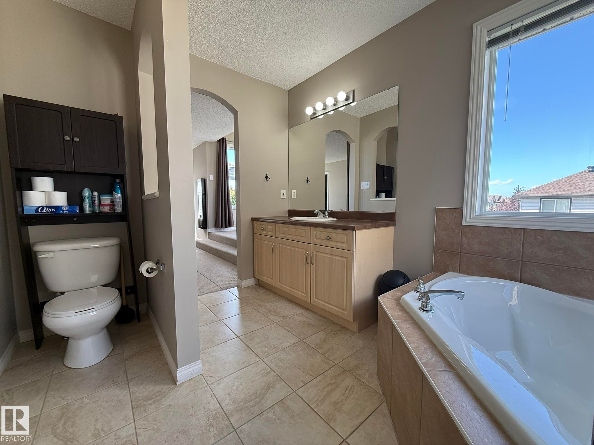 Bathroom - 1820 Robertson Crescent Sw, Edmonton, AB - Indoor Photo Showing Bathroom