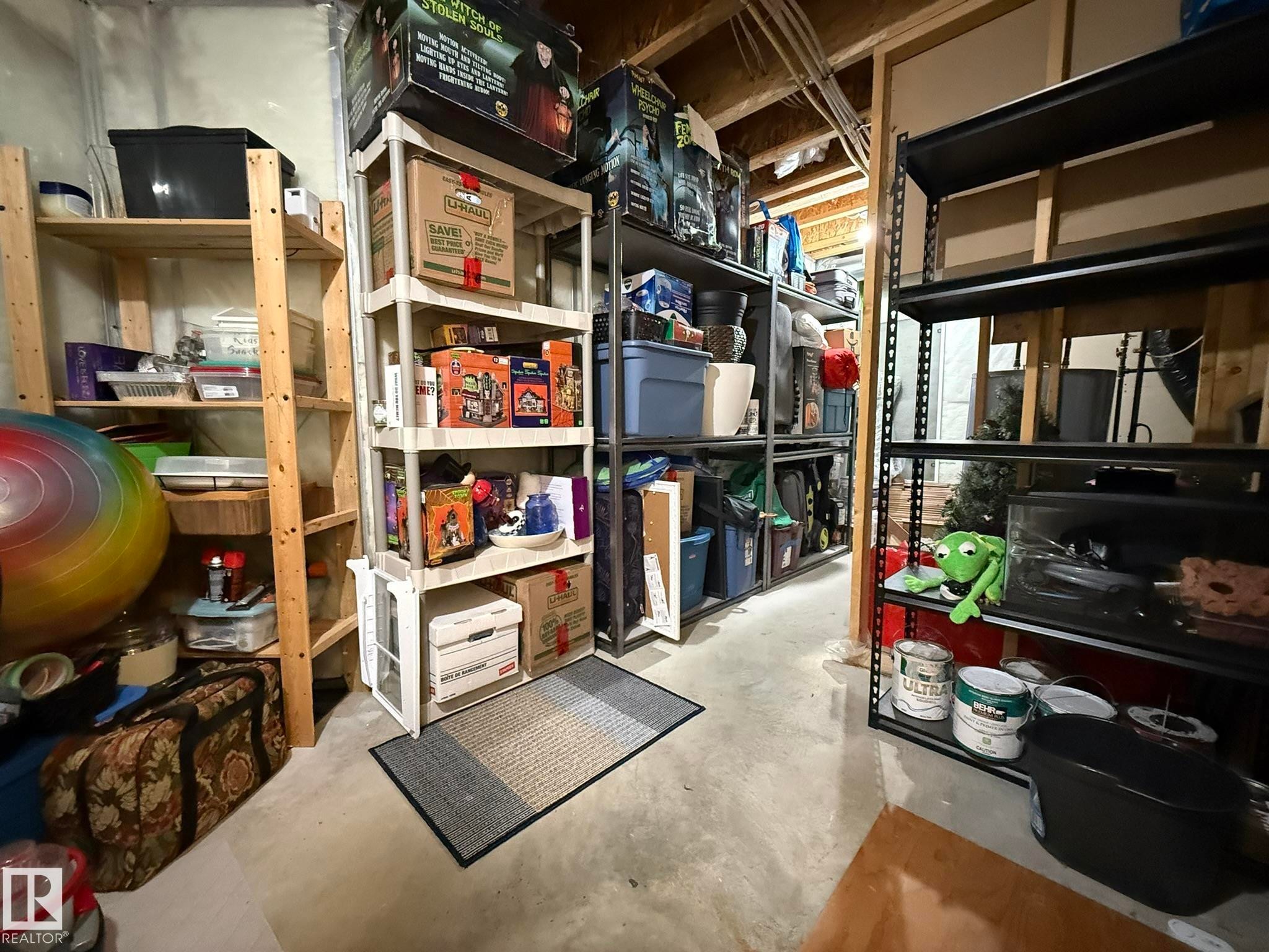 Image quality insufficient for description - 1820 Robertson Crescent Sw, Edmonton, AB - Indoor