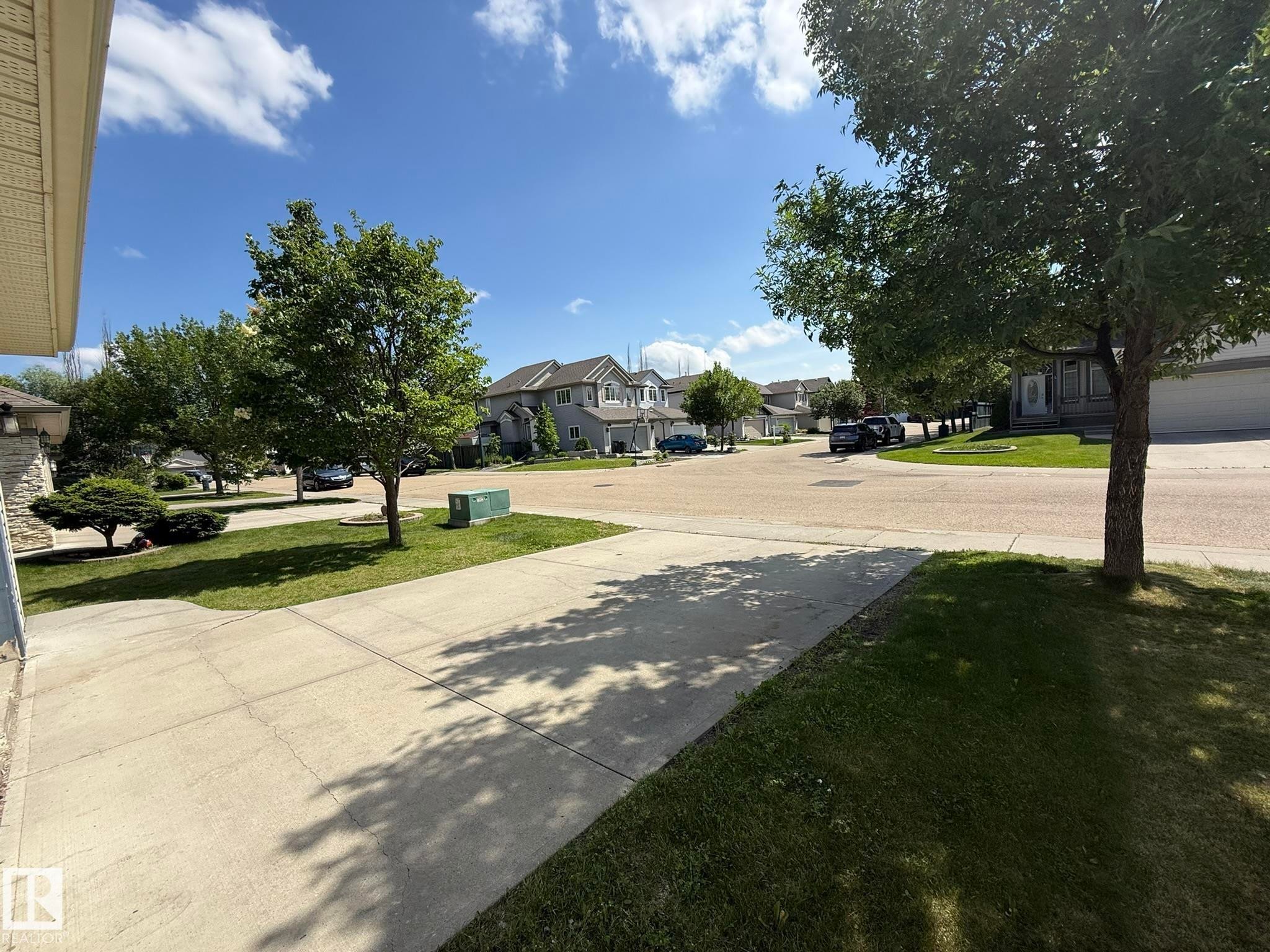 Image quality insufficient for description - 1820 Robertson Crescent Sw, Edmonton, AB - Outdoor