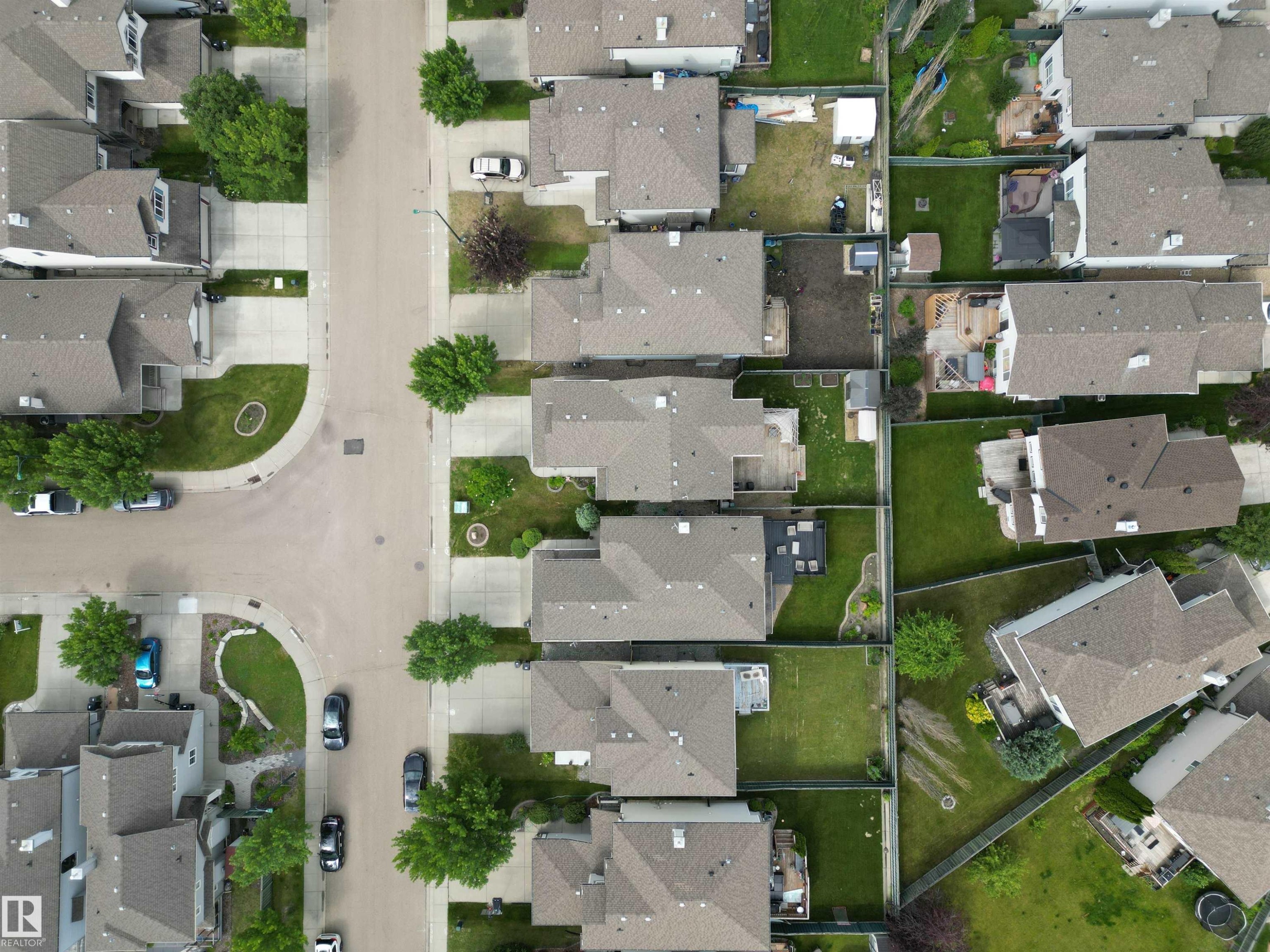 Aerial perspective of a residential community featuring a network of streets and uniform lot sizes - 1820 Robertson Crescent Sw, Edmonton, AB -
