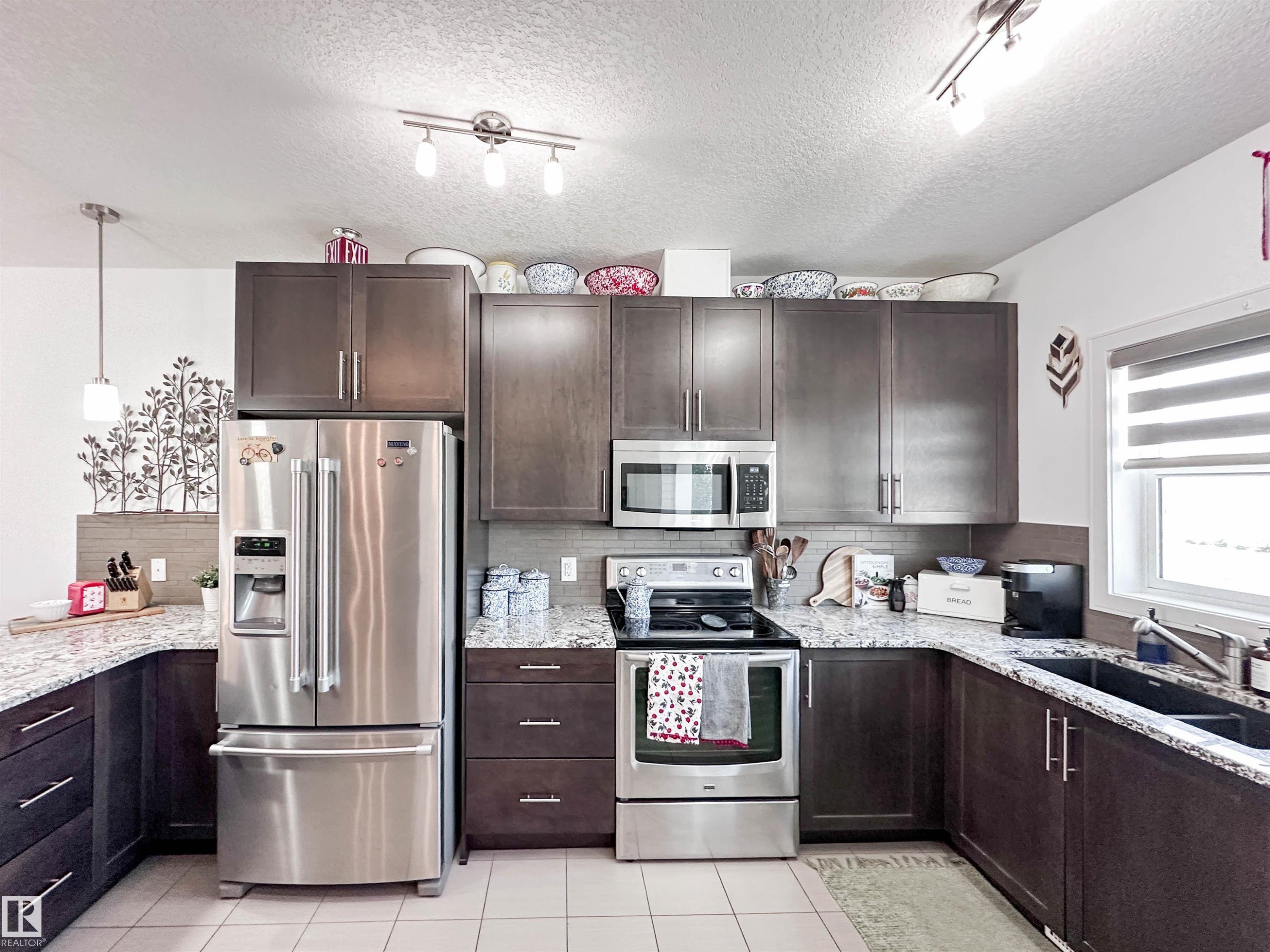 #11 150 Everitt Dr, St. Albert, AB - Indoor Photo Showing Kitchen With Double Sink With Upgraded Kitchen