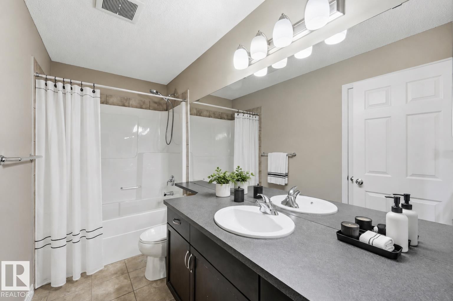 (virtually staged accessories) - 3528 Claxton Crescent Sw, Edmonton, AB - Indoor Photo Showing Bathroom