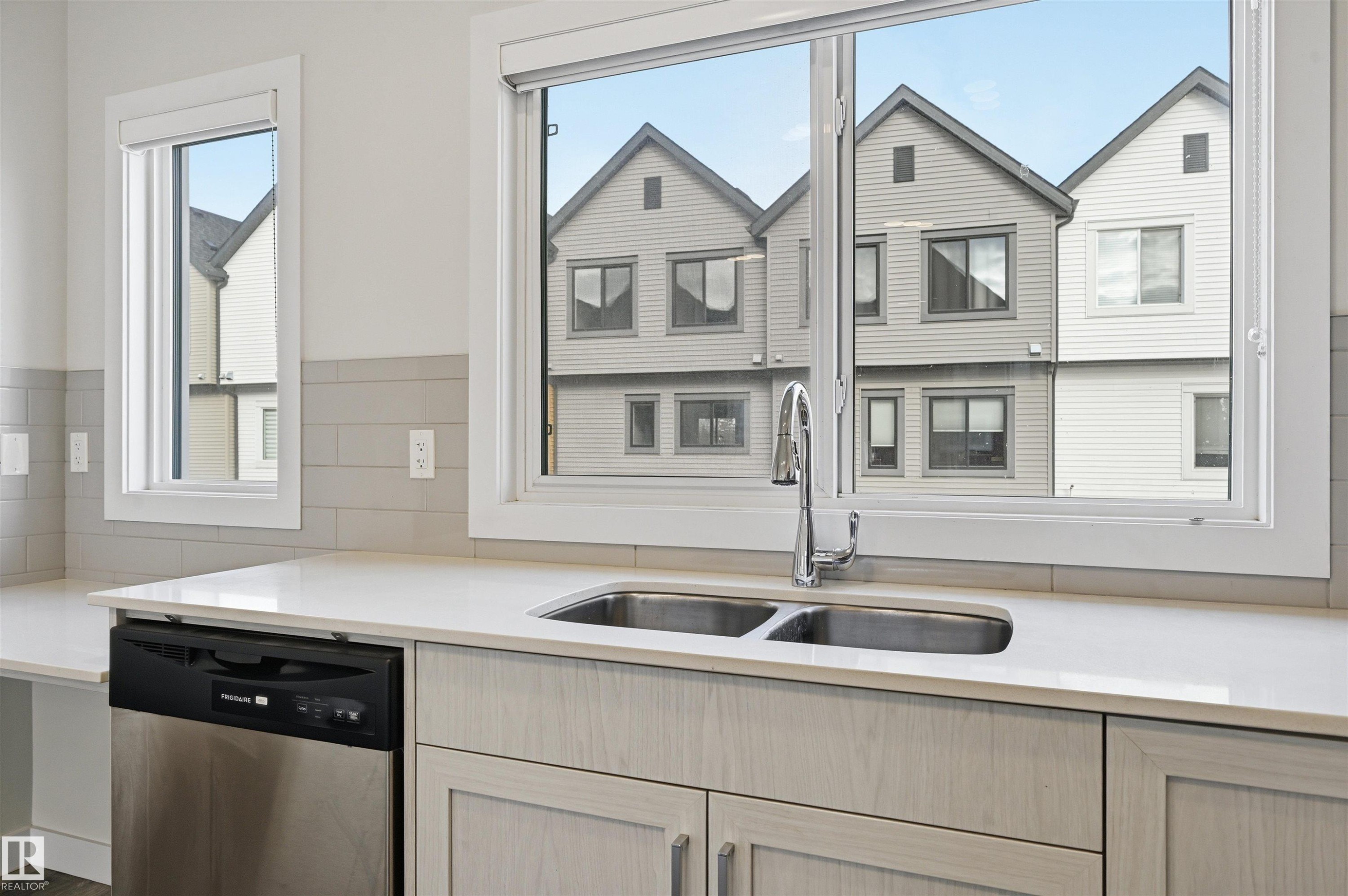 #77 1010 Rabbit Hill Rd Sw, Edmonton, AB - Indoor Photo Showing Kitchen With Double Sink