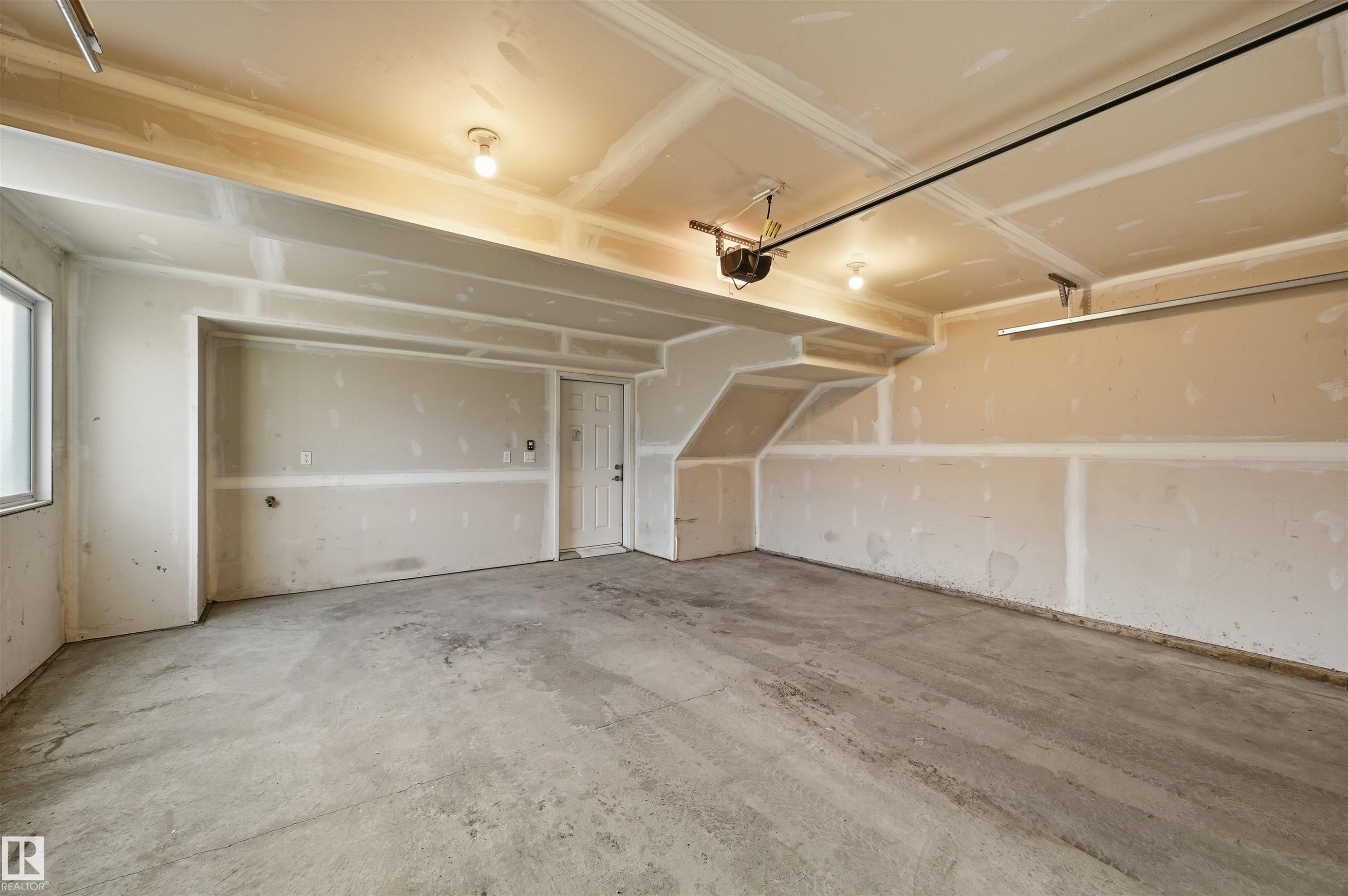 #77 1010 Rabbit Hill Rd Sw, Edmonton, AB - Indoor Photo Showing Garage