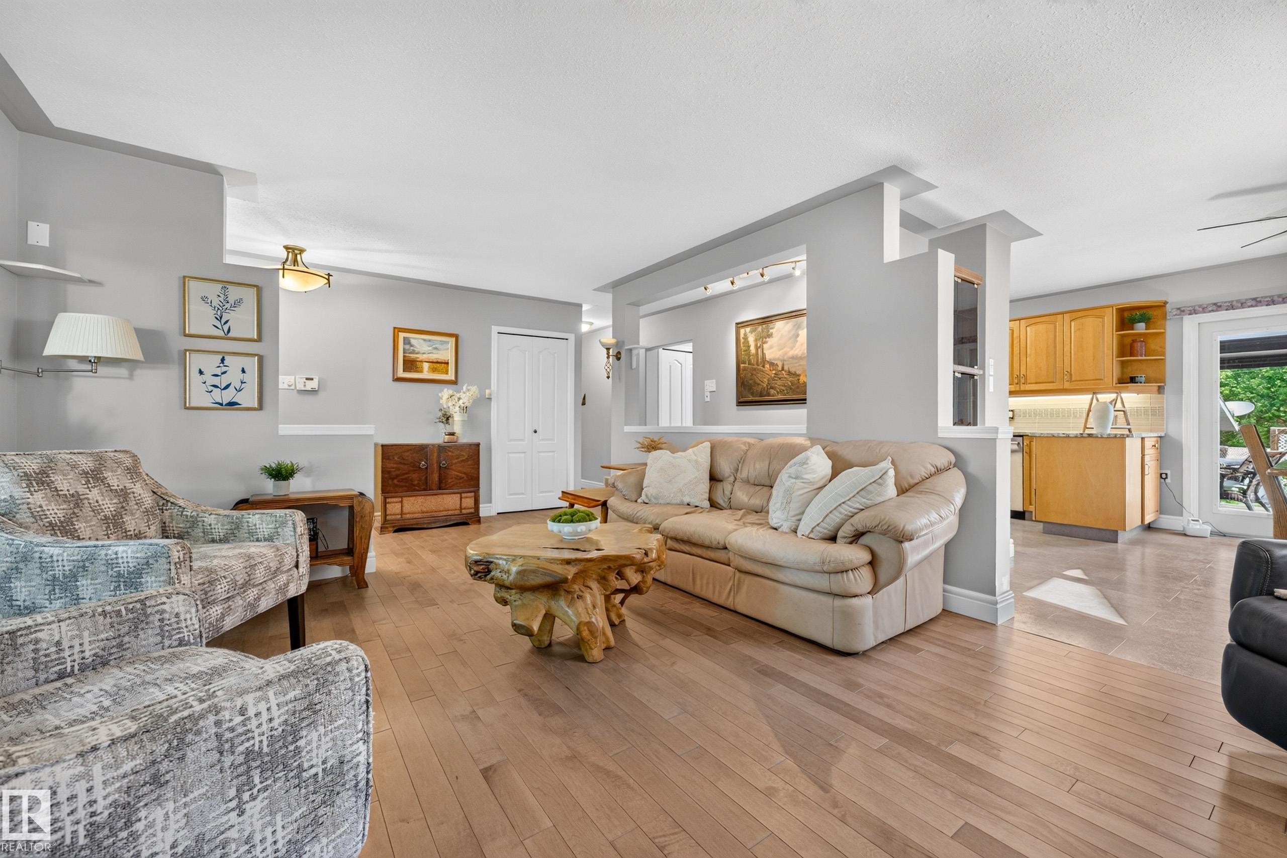 6716 101A Avenue Nw, Edmonton, AB - Indoor Photo Showing Living Room