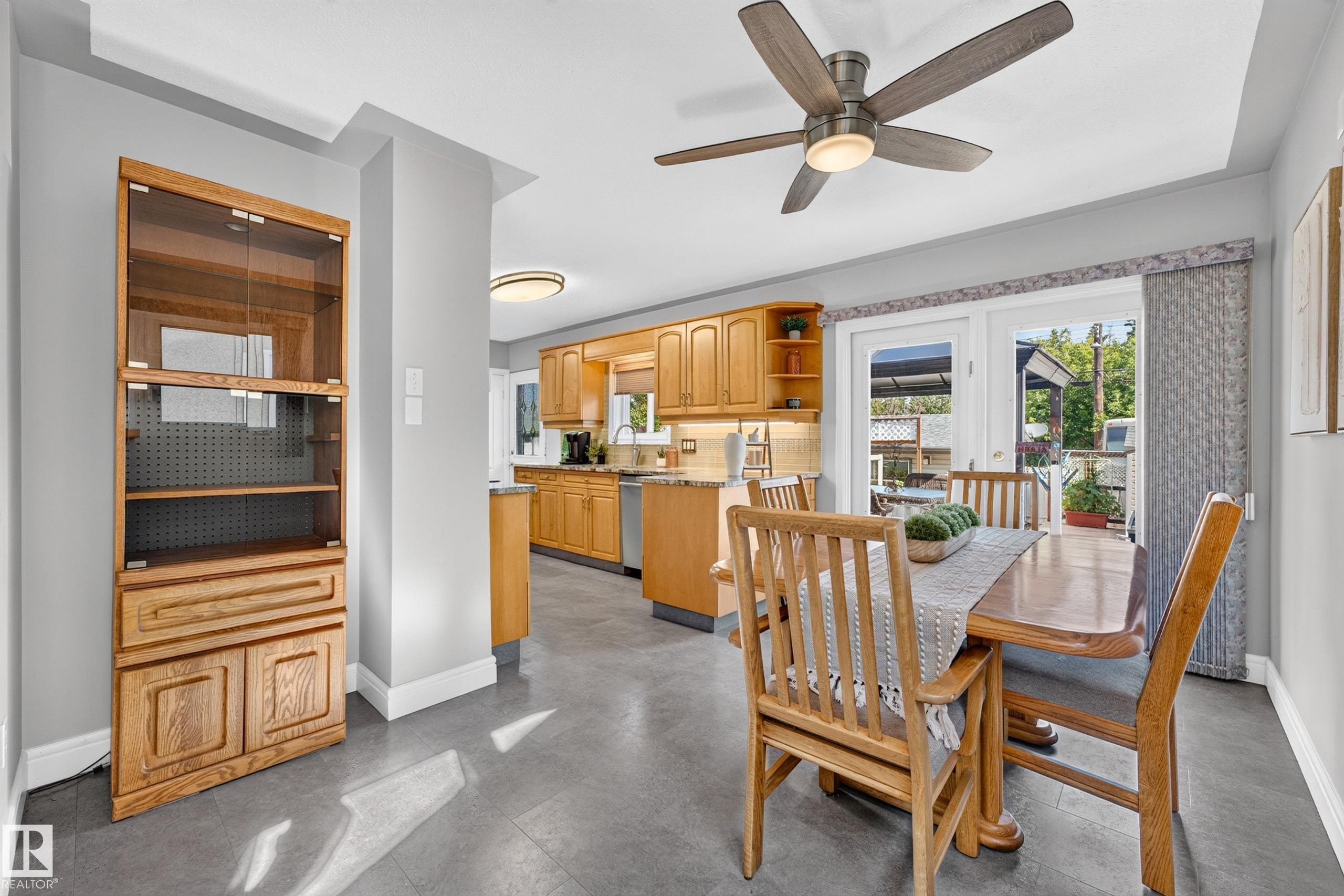 6716 101A Avenue Nw, Edmonton, AB - Indoor Photo Showing Dining Room