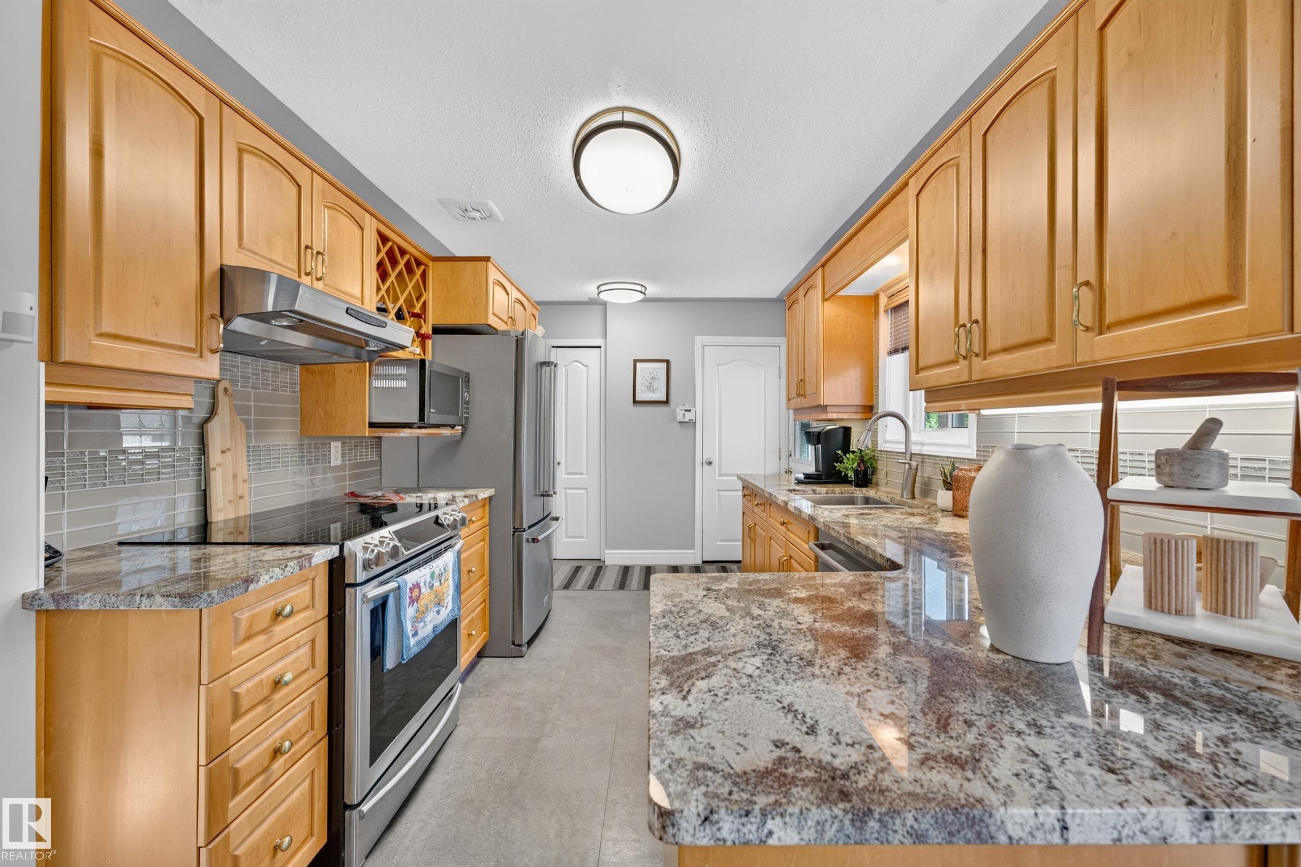 6716 101A Avenue Nw, Edmonton, AB - Indoor Photo Showing Kitchen