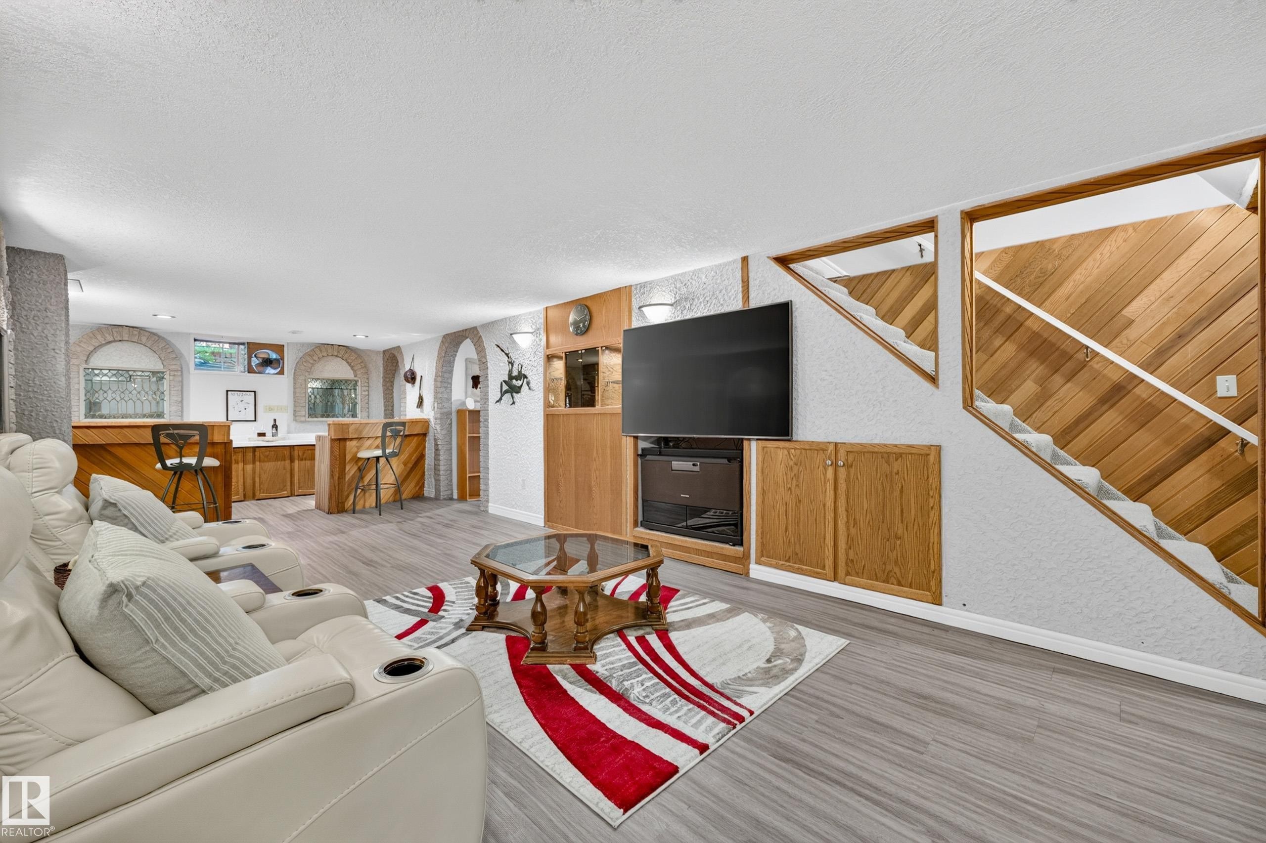 6716 101A Avenue Nw, Edmonton, AB - Indoor Photo Showing Living Room