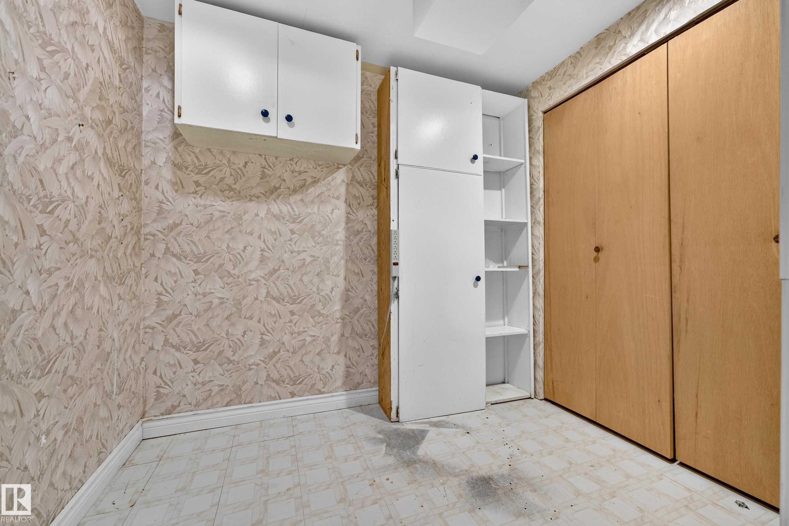 6716 101A Avenue Nw, Edmonton, AB - Indoor Photo Showing Other Room