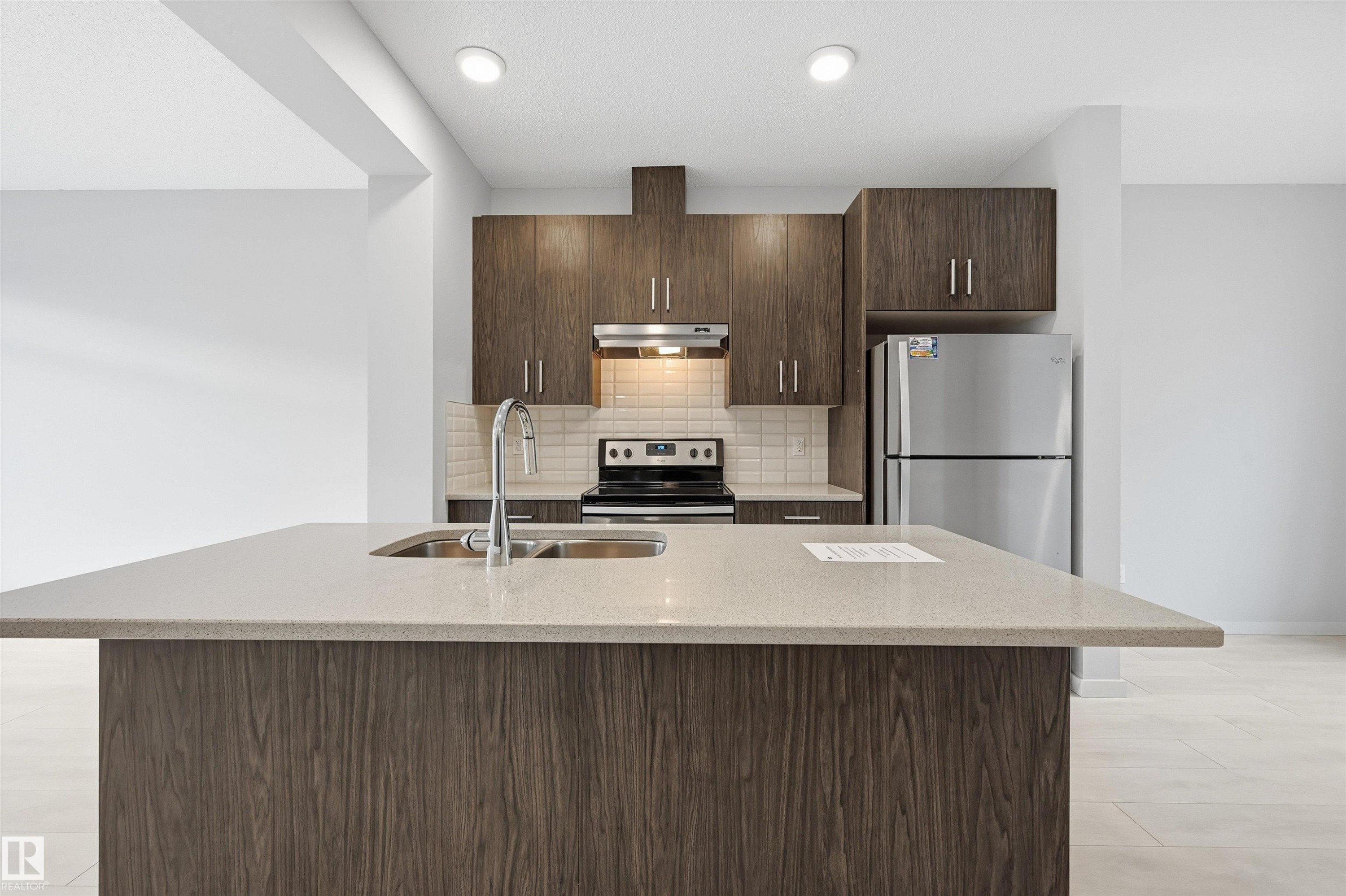 #16 804 Welsh Dr Sw, Edmonton, AB - Indoor Photo Showing Kitchen With Double Sink With Upgraded Kitchen
