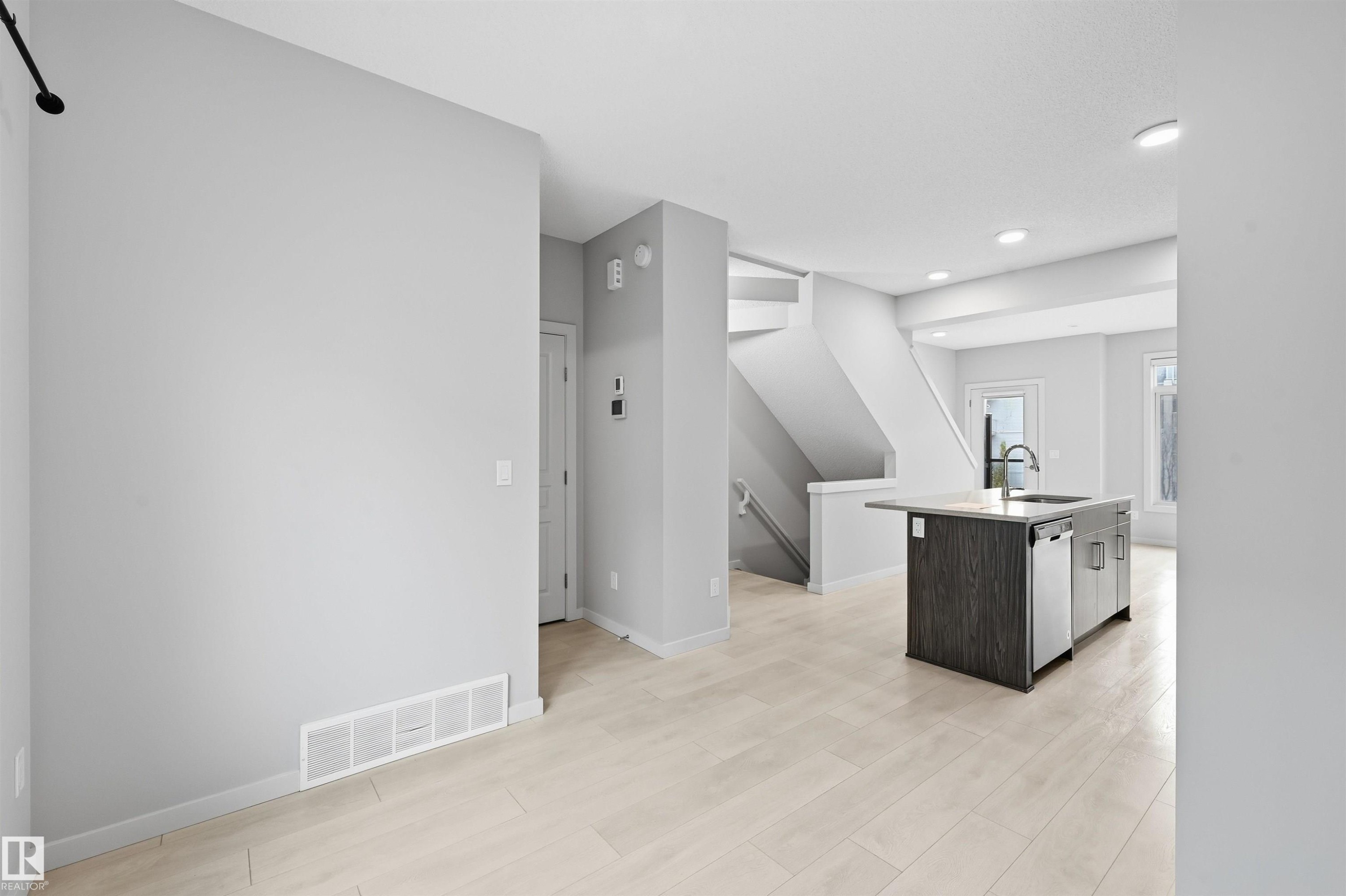 #16 804 Welsh Dr Sw, Edmonton, AB - Indoor