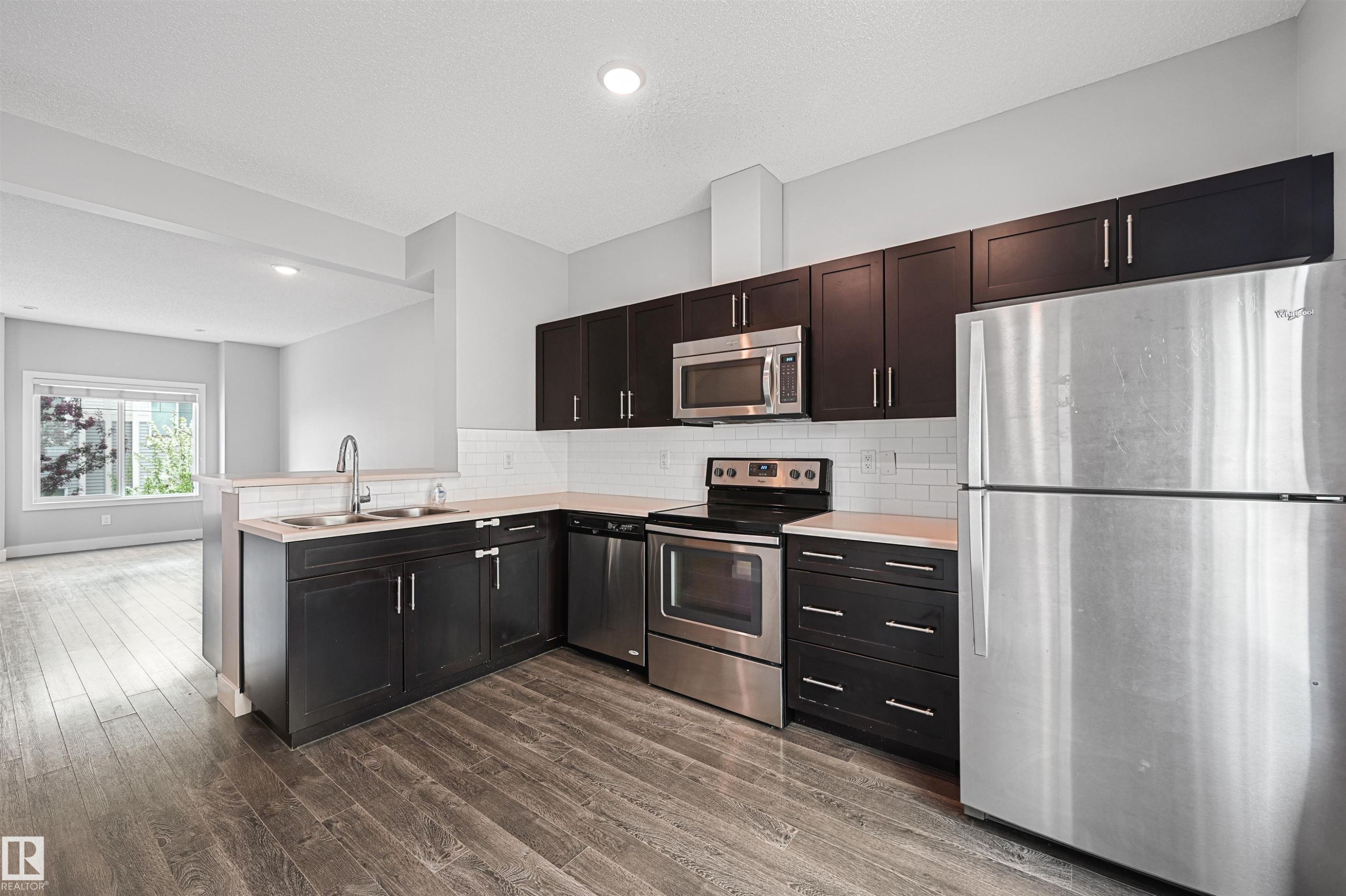 #102 804 Welsh Dr Sw, Edmonton, AB - Indoor Photo Showing Kitchen With Stainless Steel Kitchen With Double Sink With Upgraded Kitchen