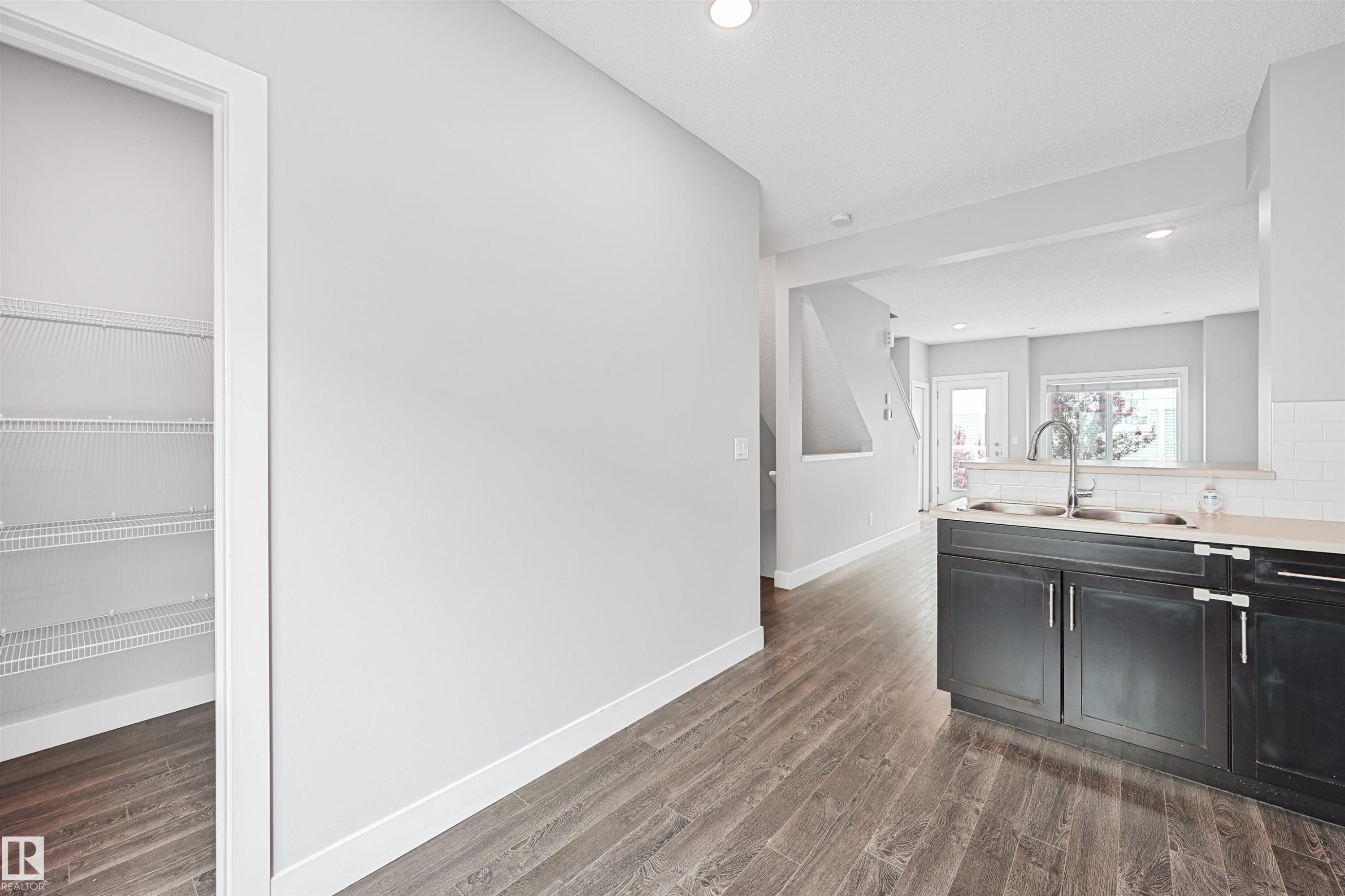 #102 804 Welsh Dr Sw, Edmonton, AB - Indoor Photo Showing Kitchen