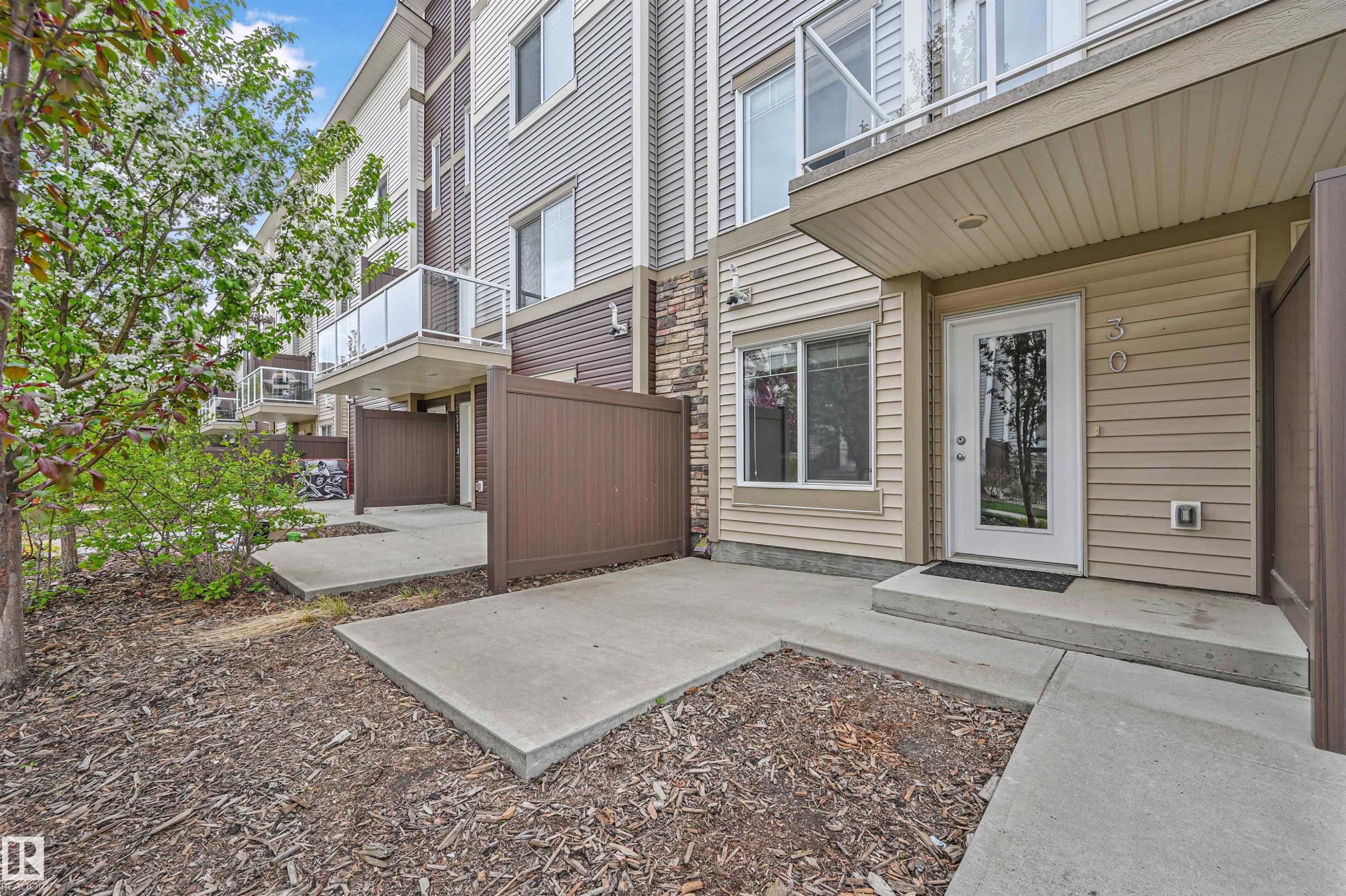 #102 804 Welsh Dr Sw, Edmonton, AB - Outdoor