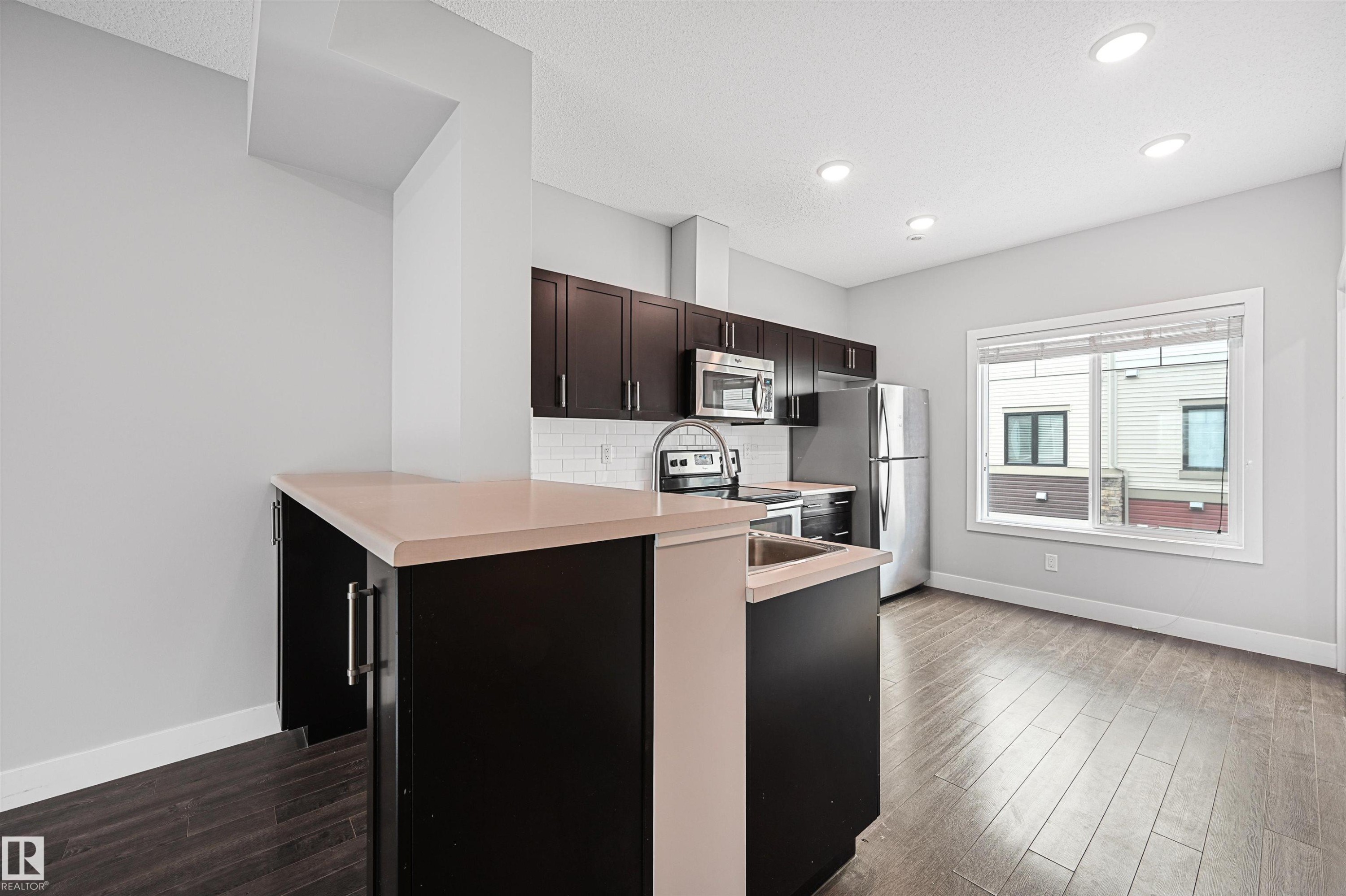 #102 804 Welsh Dr Sw, Edmonton, AB - Indoor Photo Showing Kitchen