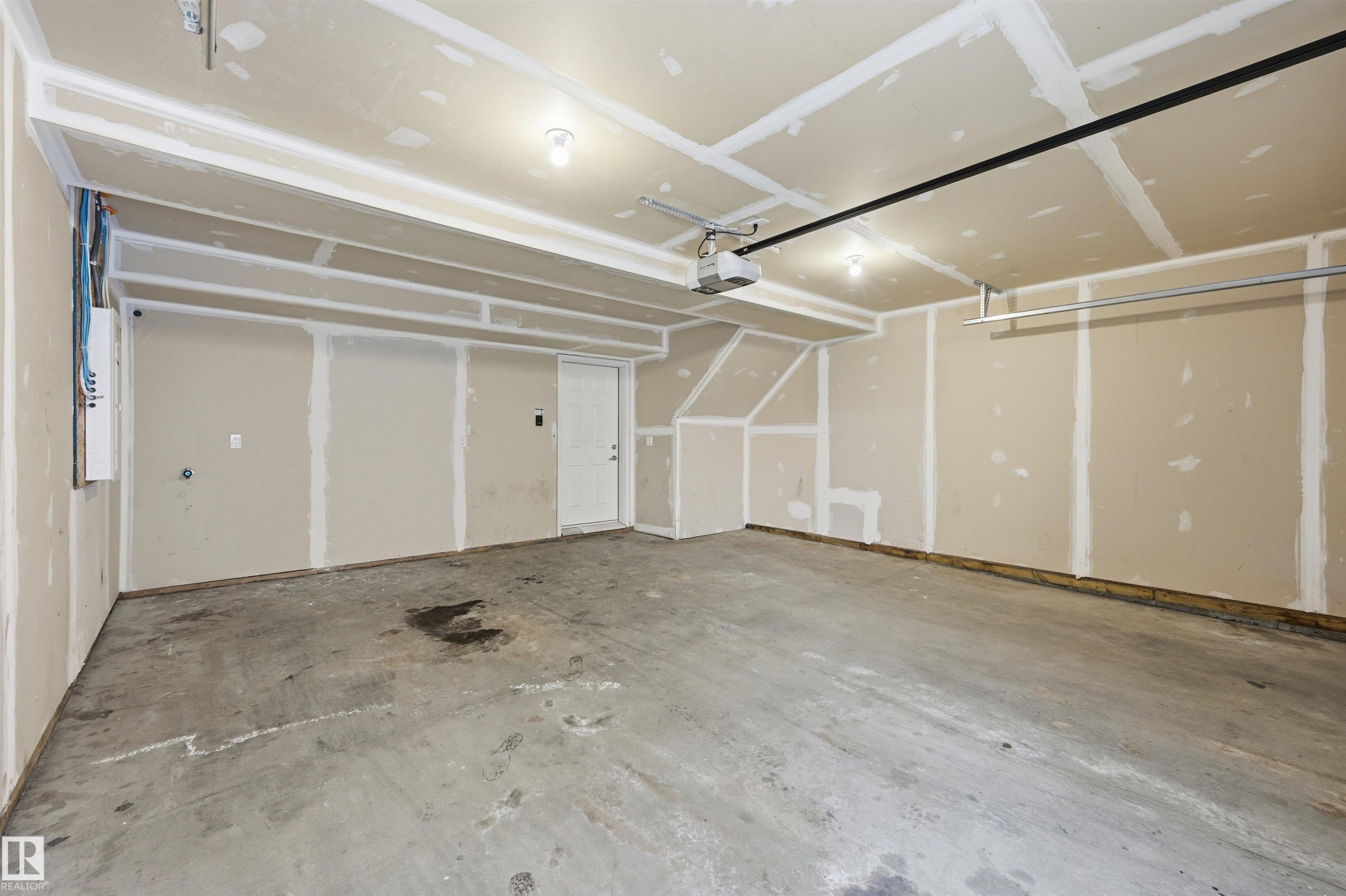 #54 804 Welsh Dr Sw, Edmonton, AB - Indoor Photo Showing Garage