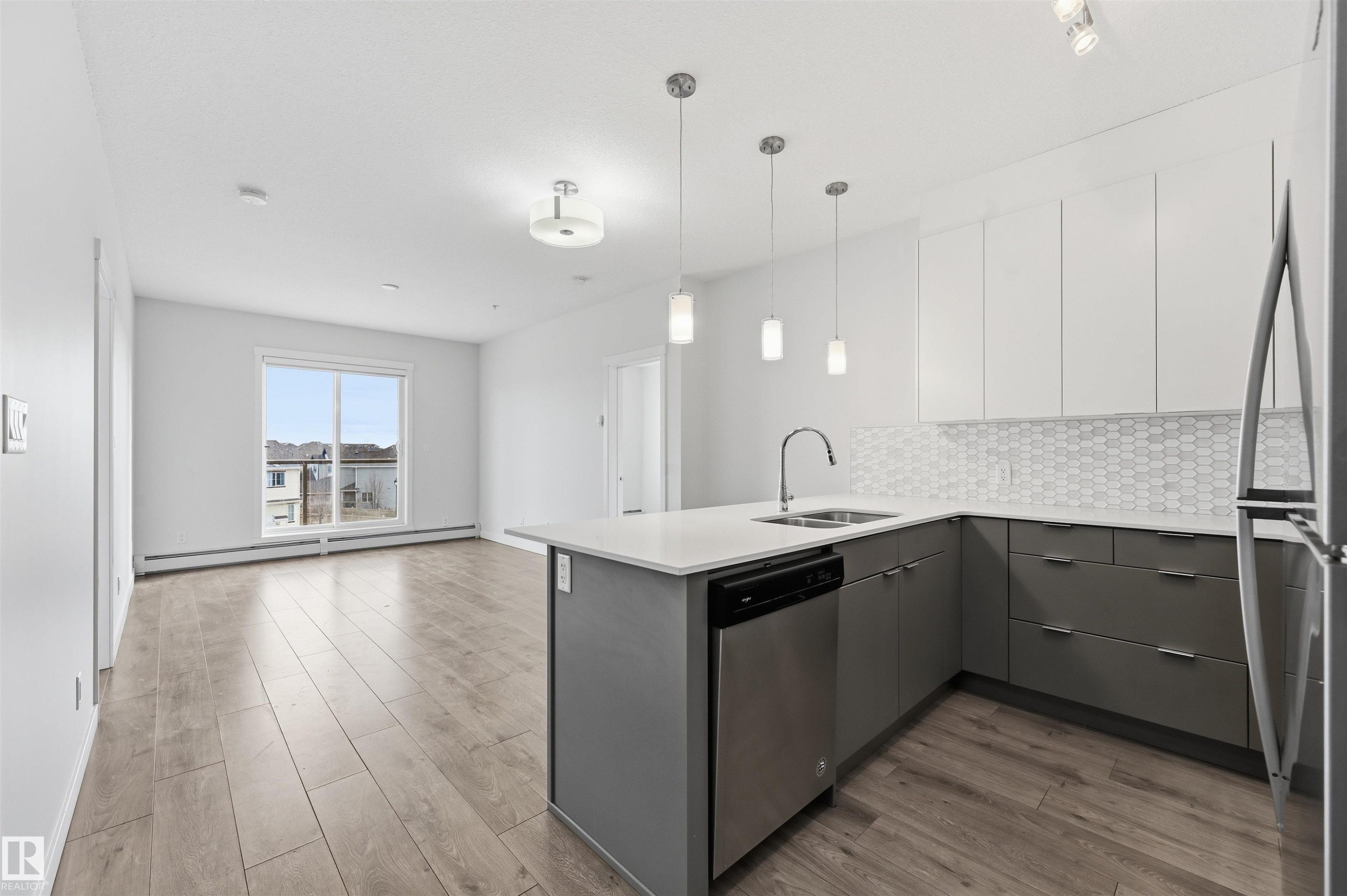 #317 812 Welsh Dr Sw, Edmonton, AB - Indoor Photo Showing Kitchen With Double Sink With Upgraded Kitchen