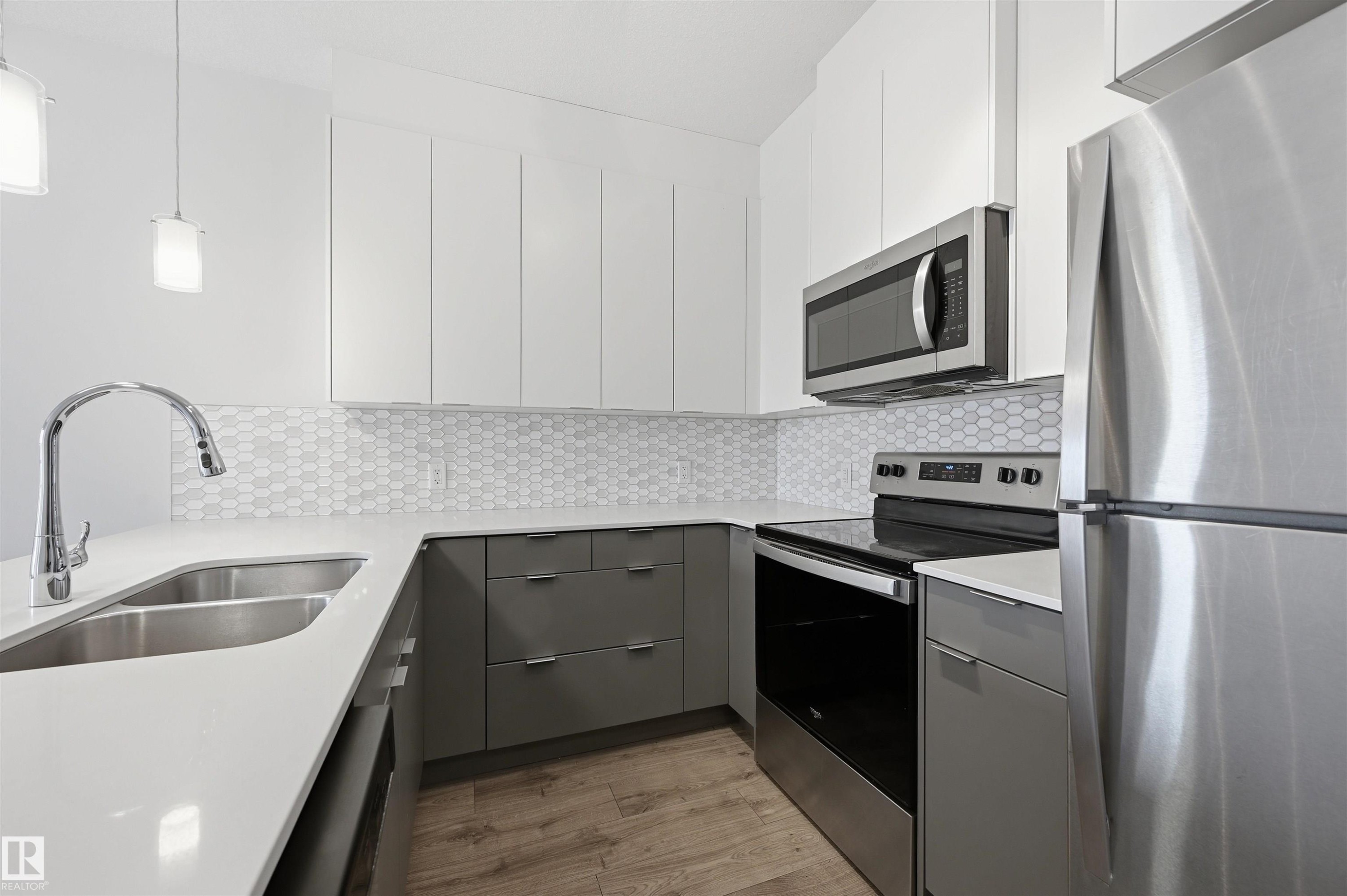 #317 812 Welsh Dr Sw, Edmonton, AB - Indoor Photo Showing Kitchen With Stainless Steel Kitchen With Double Sink With Upgraded Kitchen