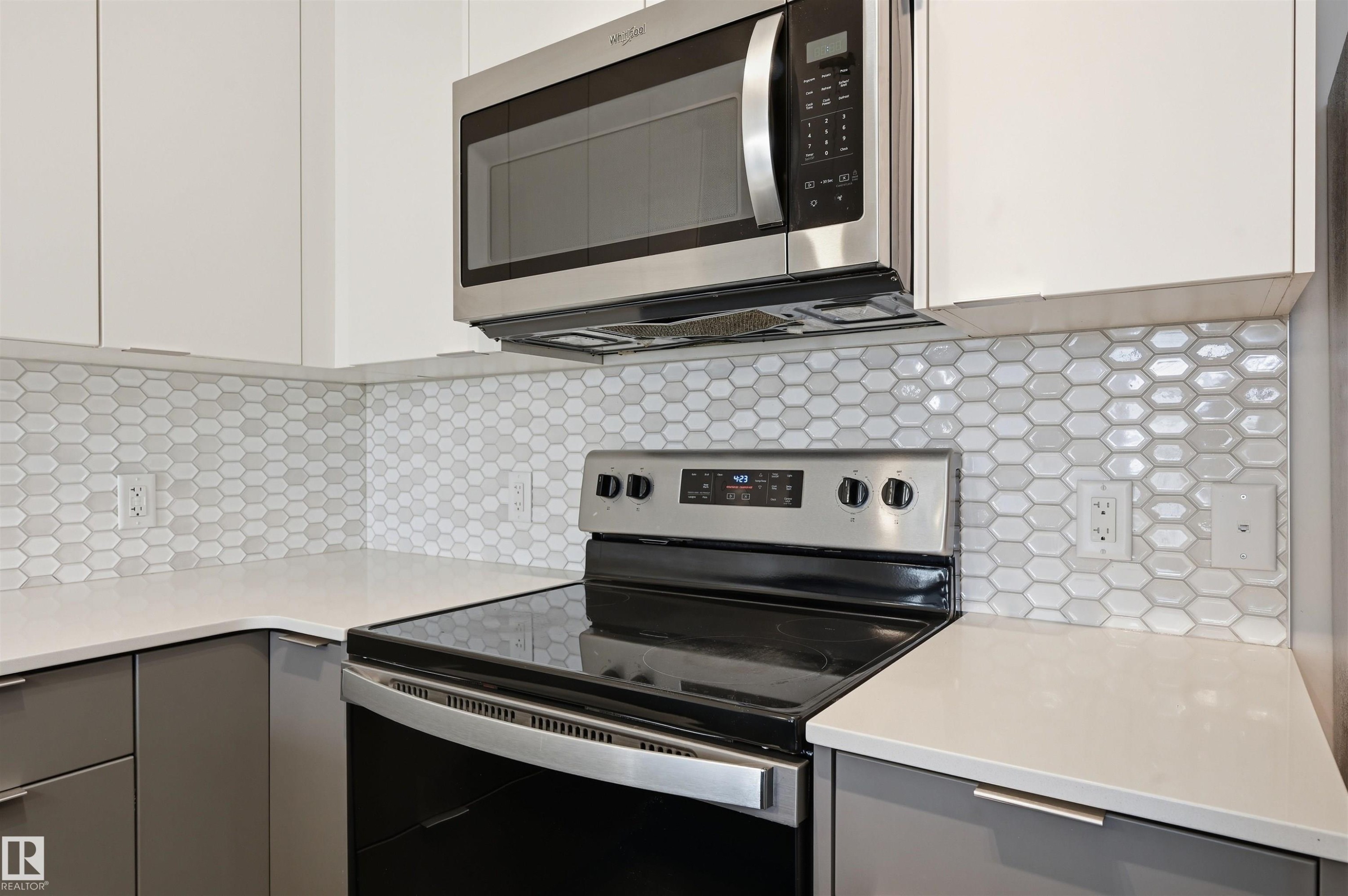 #317 812 Welsh Dr Sw, Edmonton, AB - Indoor Photo Showing Kitchen With Upgraded Kitchen