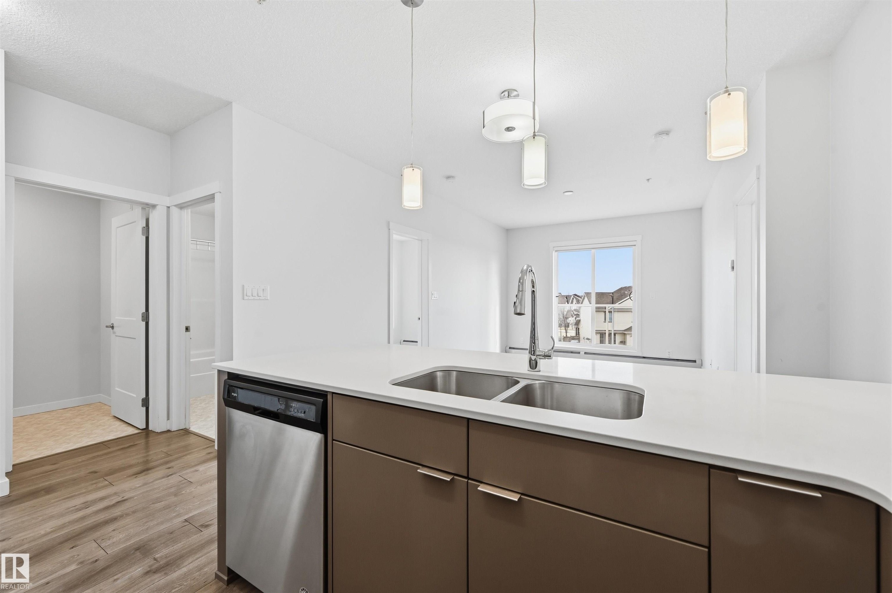 #317 812 Welsh Dr Sw, Edmonton, AB - Indoor Photo Showing Kitchen With Double Sink