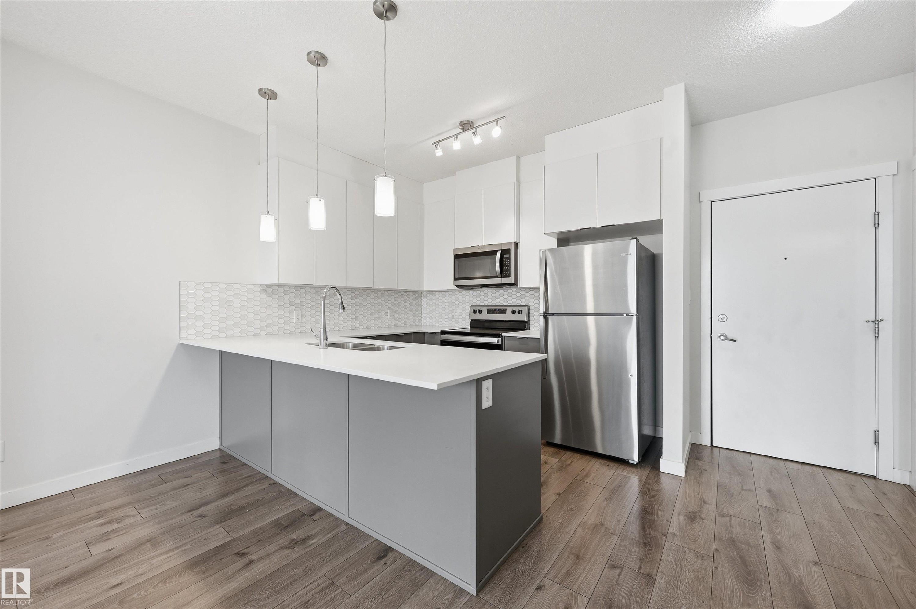 #317 812 Welsh Dr Sw, Edmonton, AB - Indoor Photo Showing Kitchen With Stainless Steel Kitchen With Upgraded Kitchen