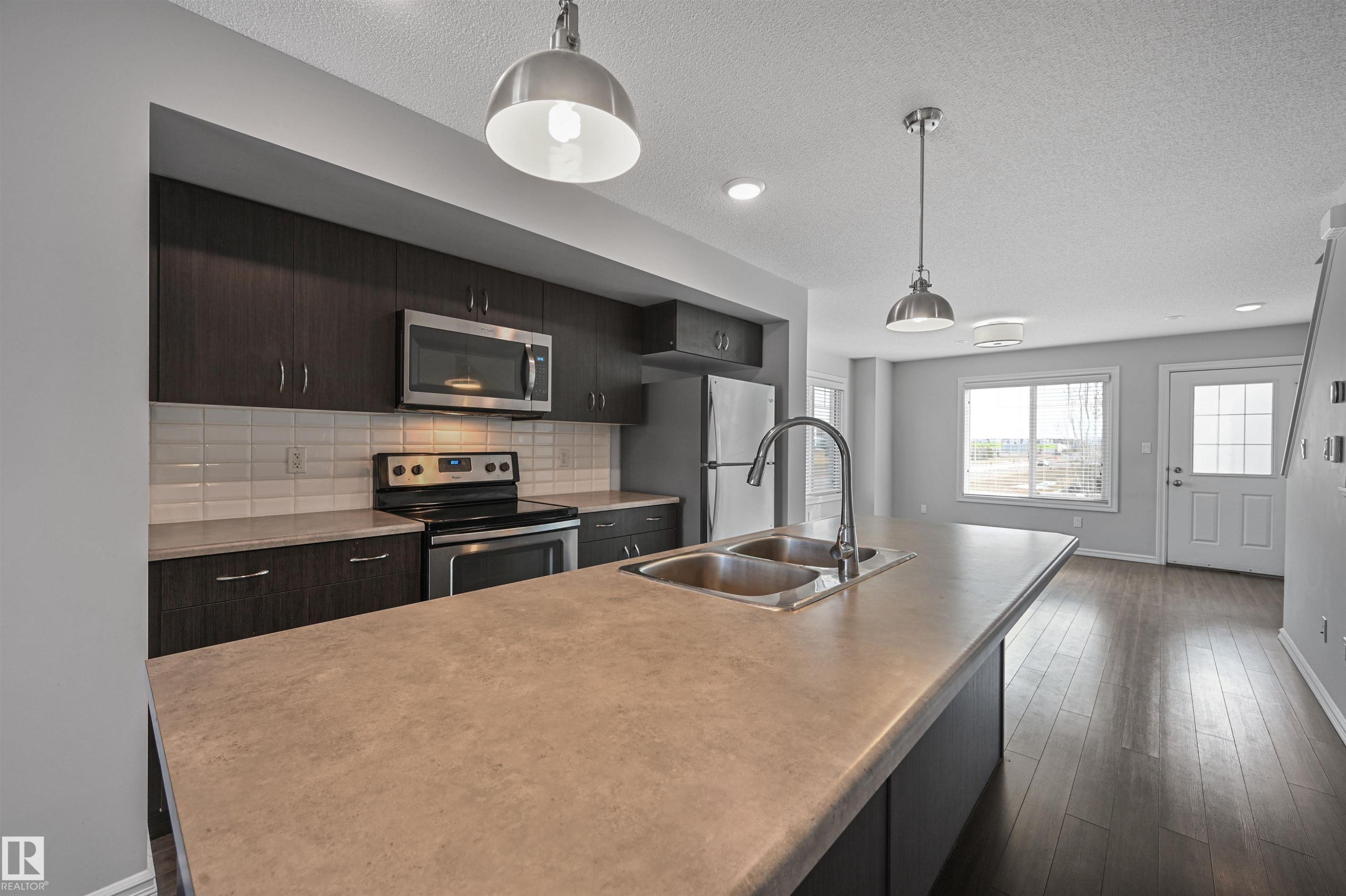 #34 2215 24 St Nw, Edmonton, AB - Indoor Photo Showing Kitchen With Stainless Steel Kitchen With Double Sink With Upgraded Kitchen