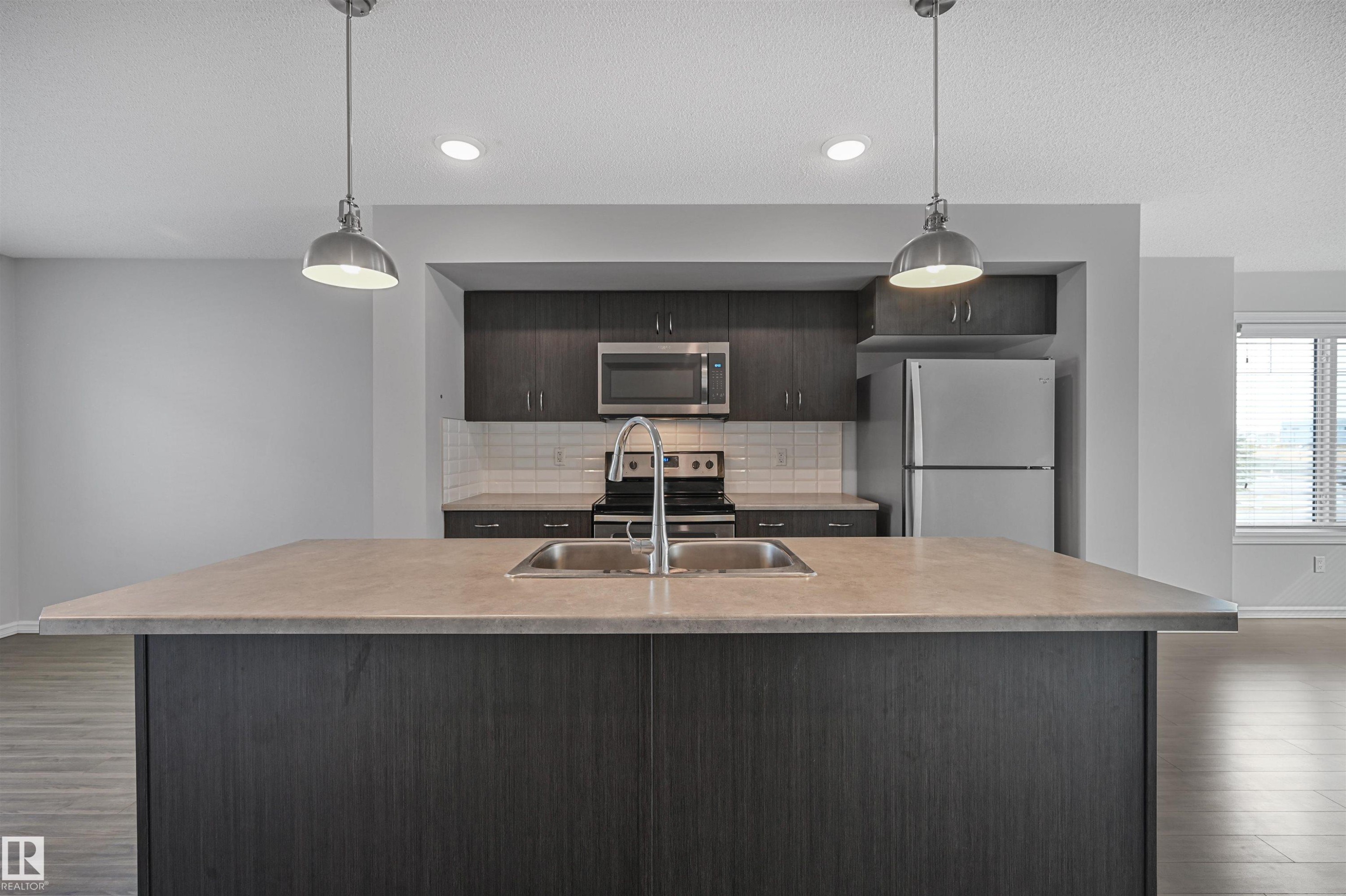 #34 2215 24 St Nw, Edmonton, AB - Indoor Photo Showing Kitchen With Stainless Steel Kitchen With Double Sink With Upgraded Kitchen