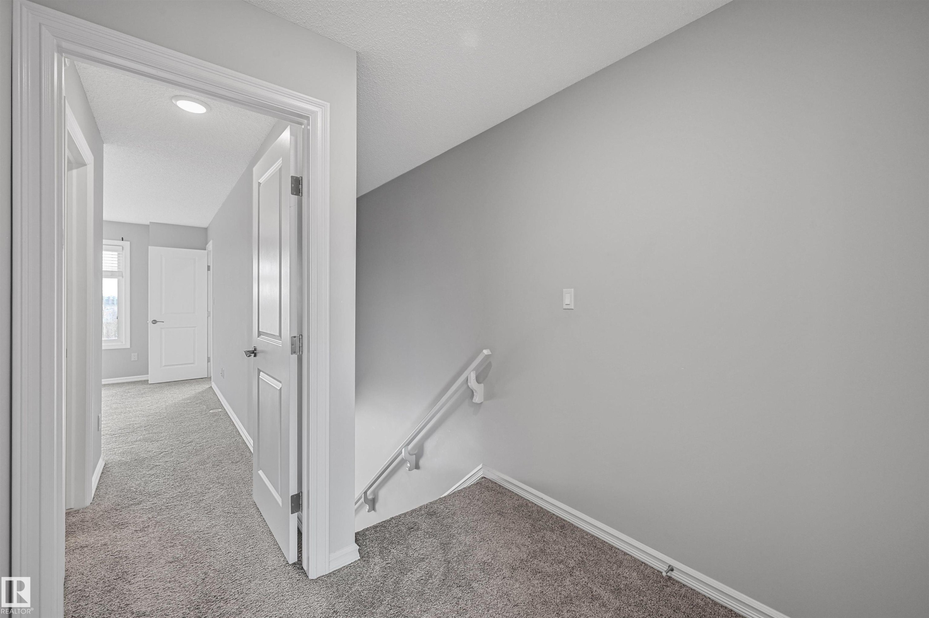 #34 2215 24 St Nw, Edmonton, AB - Indoor Photo Showing Other Room
