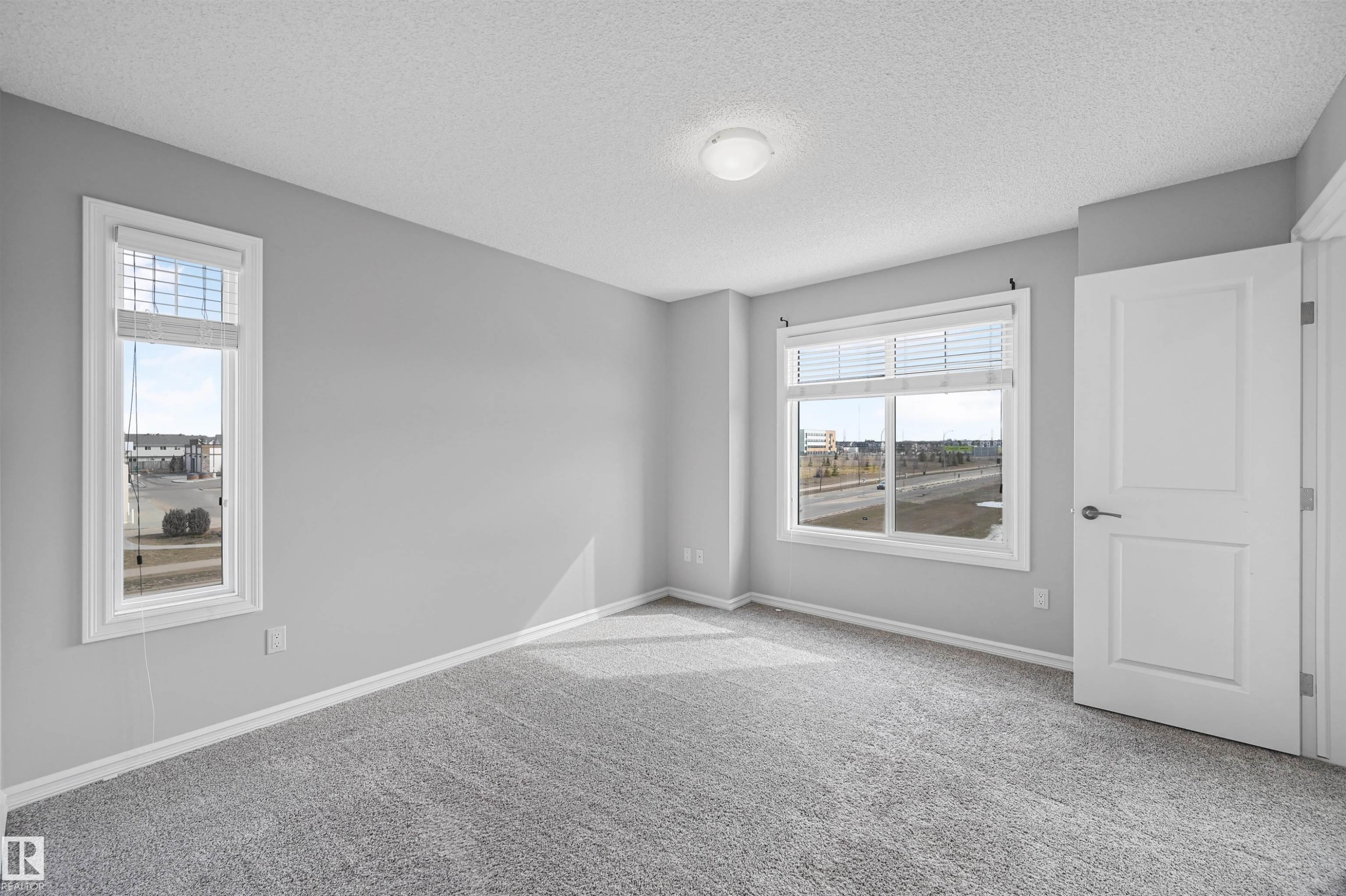#34 2215 24 St Nw, Edmonton, AB - Indoor Photo Showing Other Room