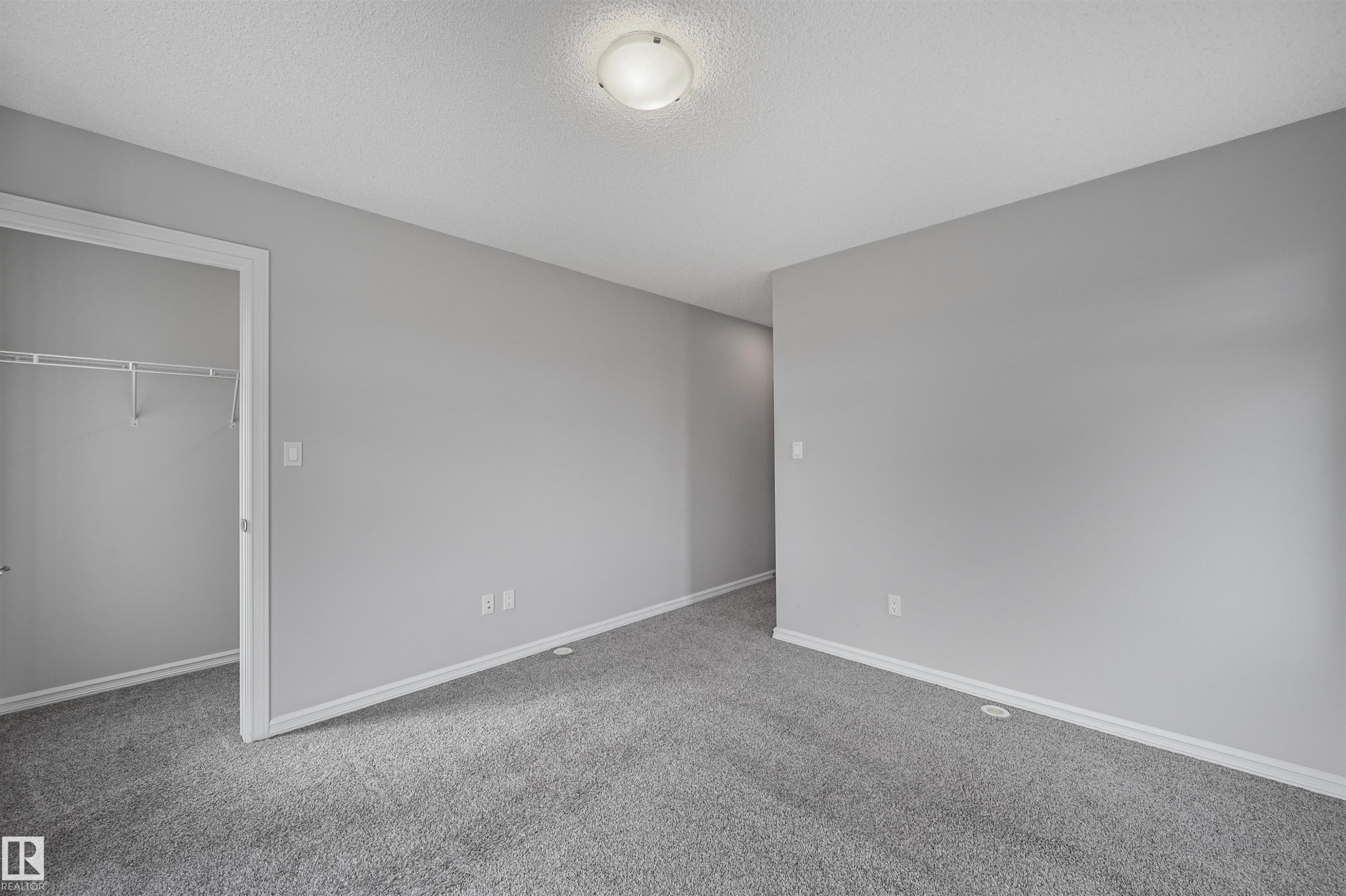 #34 2215 24 St Nw, Edmonton, AB - Indoor Photo Showing Other Room