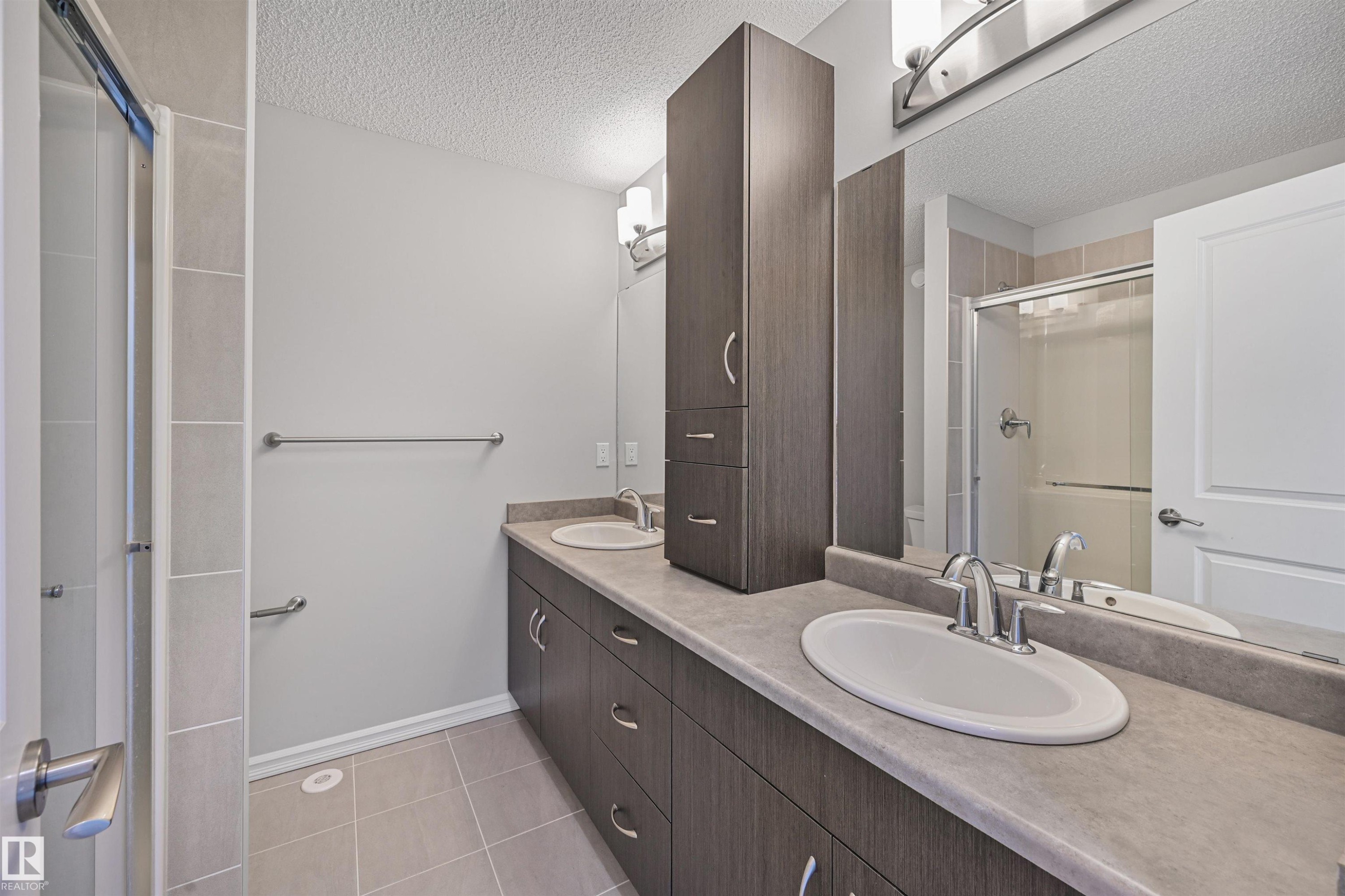 #34 2215 24 St Nw, Edmonton, AB - Indoor Photo Showing Bathroom