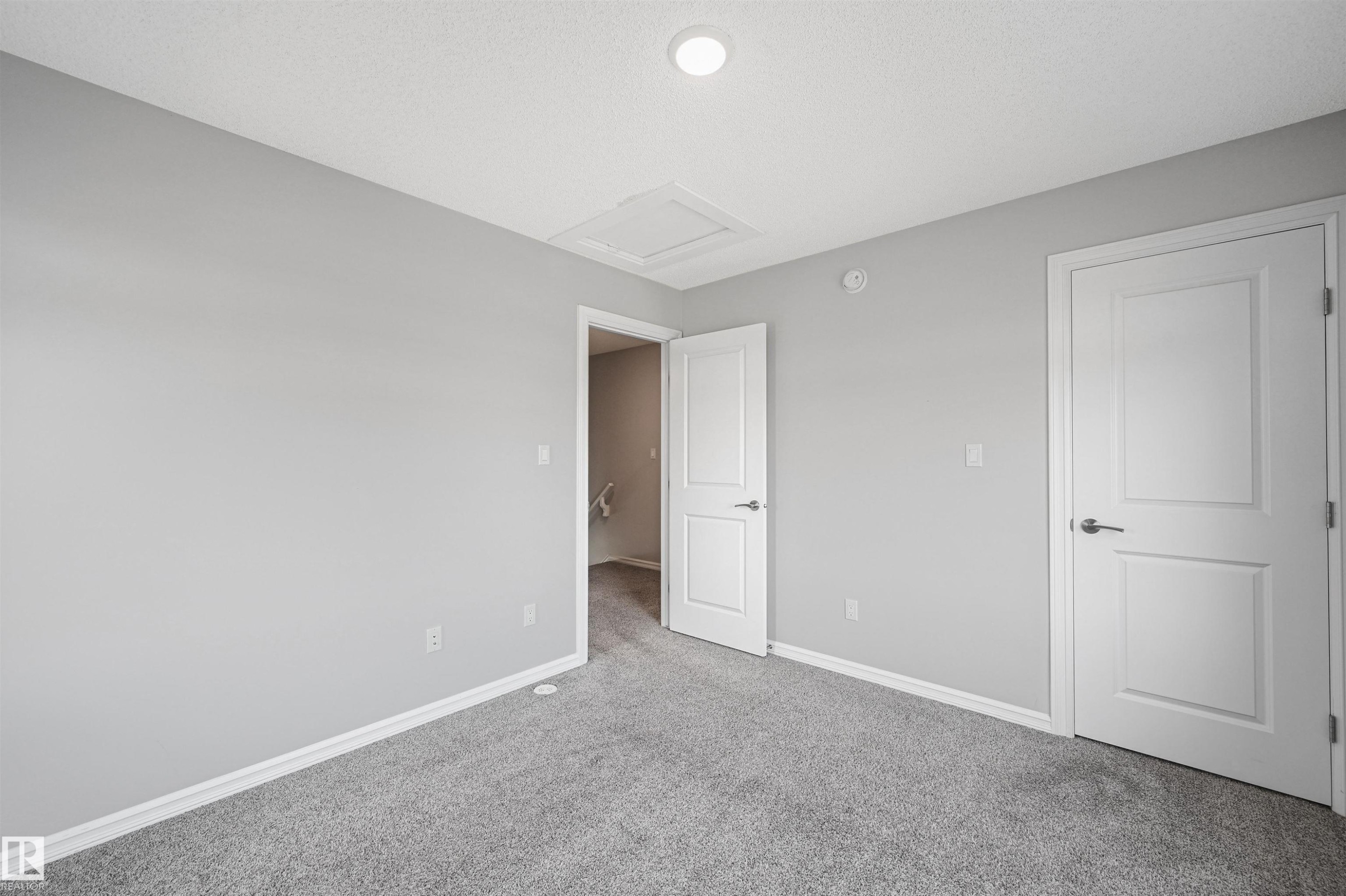#34 2215 24 St Nw, Edmonton, AB - Indoor Photo Showing Other Room