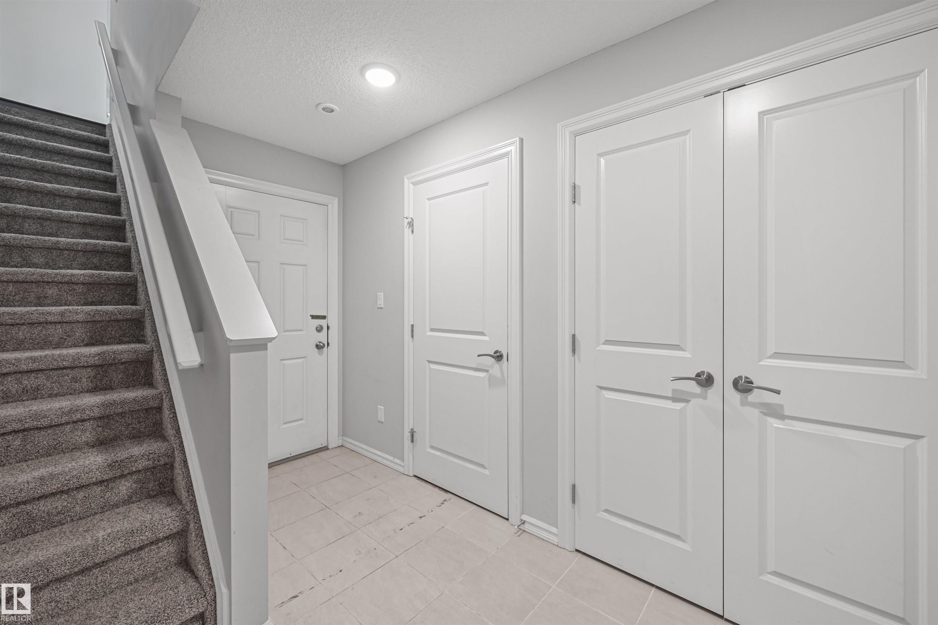 #34 2215 24 St Nw, Edmonton, AB - Indoor Photo Showing Other Room