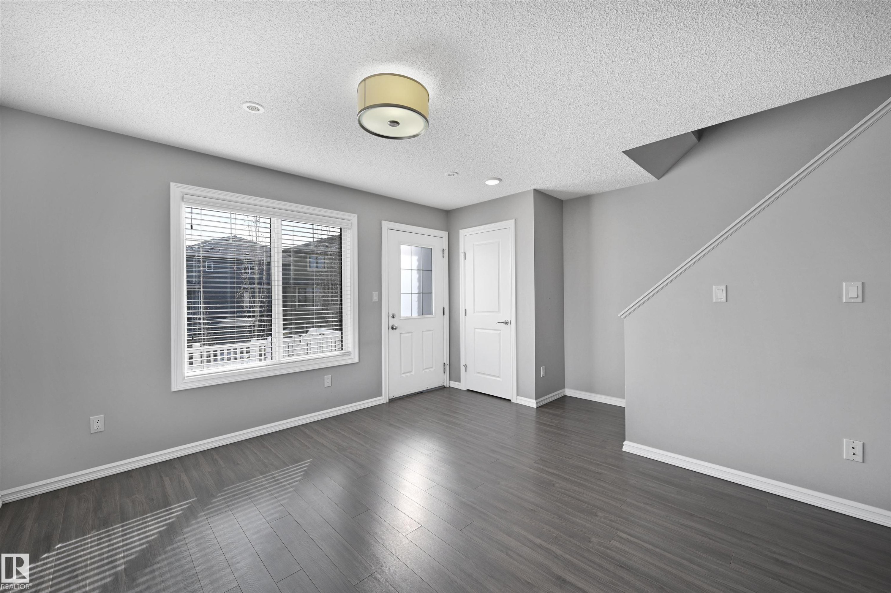 #34 2215 24 St Nw, Edmonton, AB - Indoor Photo Showing Other Room