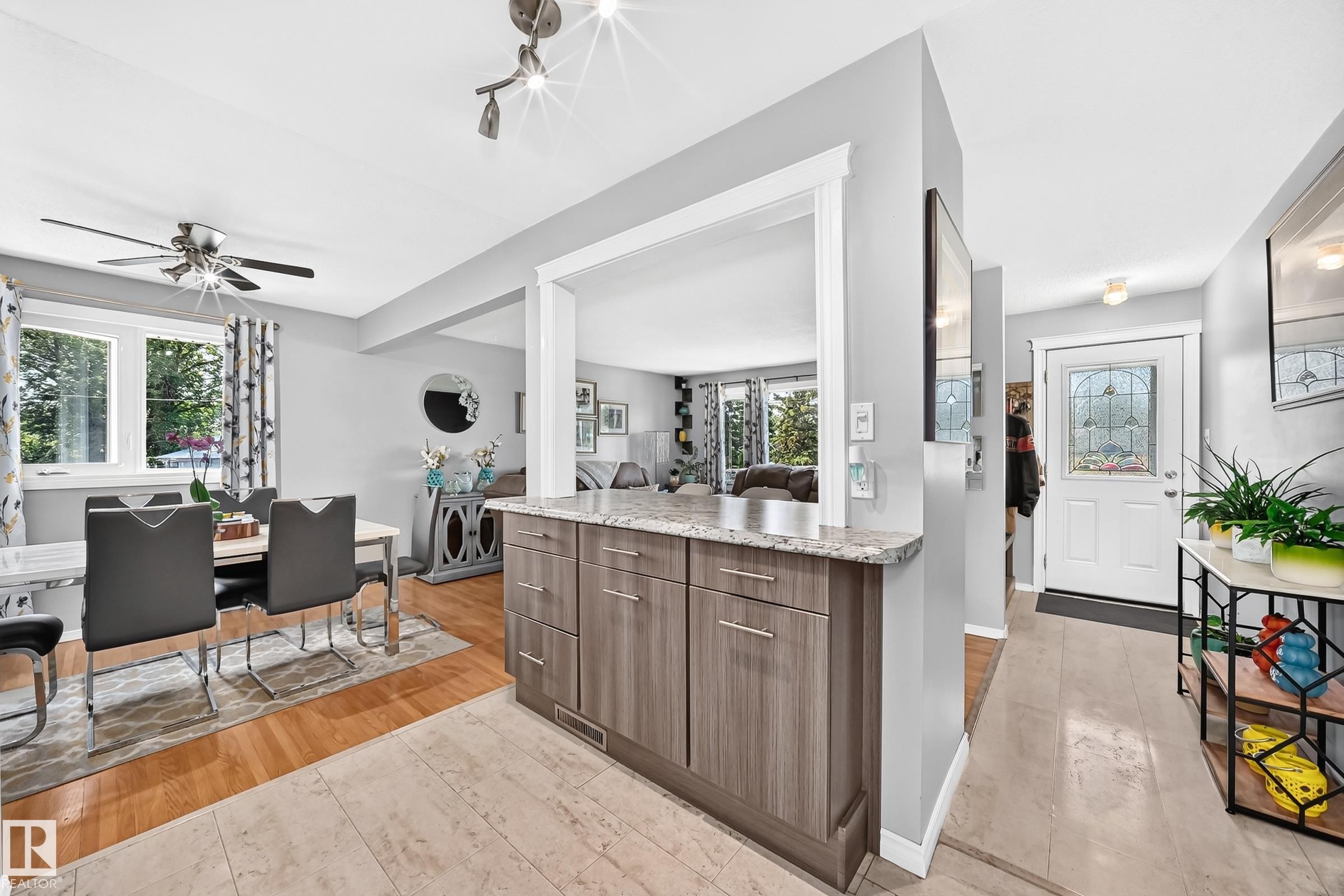 13815 62 Street Nw, Edmonton, AB - Indoor Photo Showing Dining Room