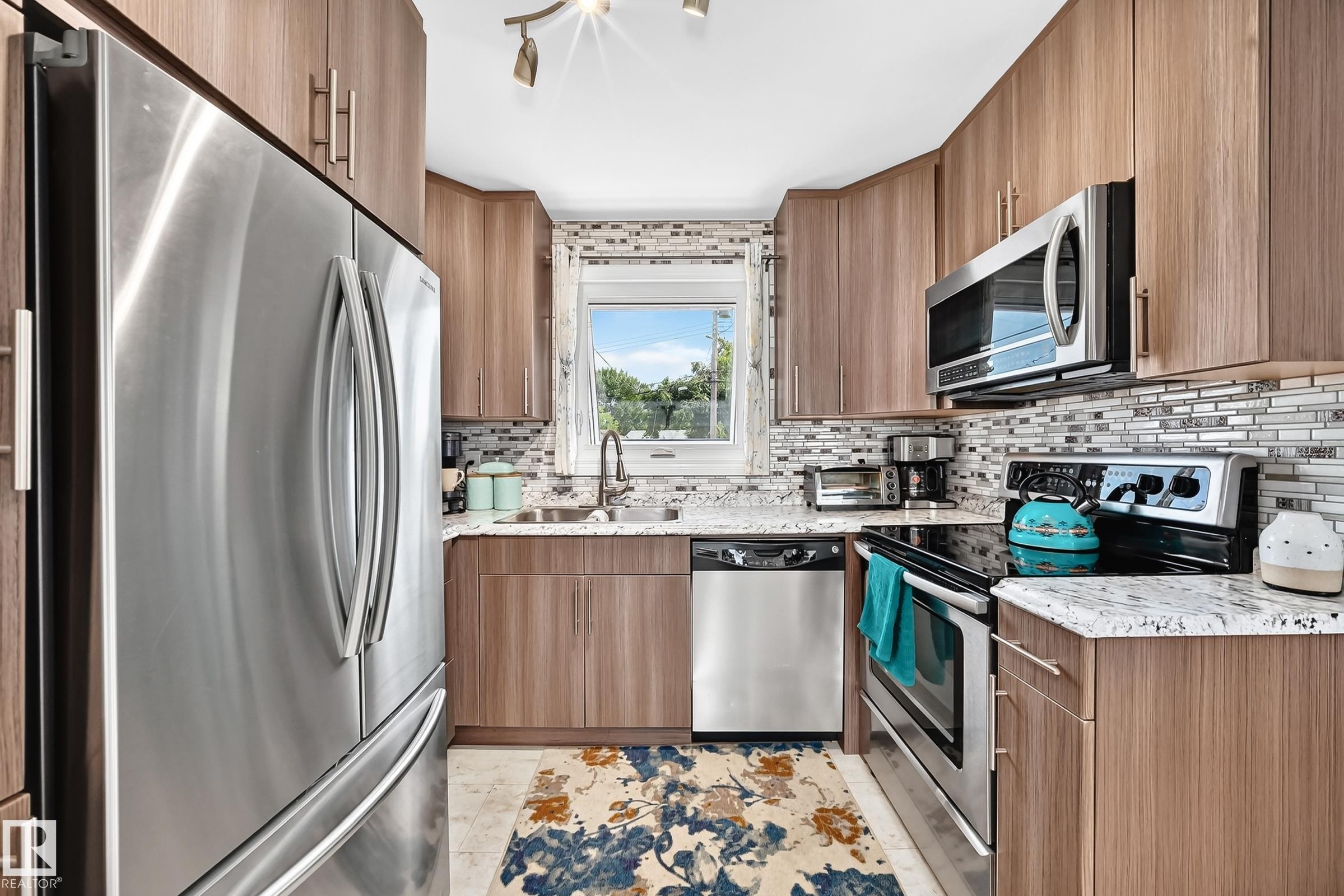 13815 62 Street Nw, Edmonton, AB - Indoor Photo Showing Kitchen With Upgraded Kitchen